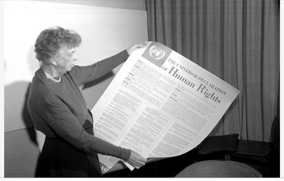 엘리너 루즈벨트 영부인(전 미국 대통령 프랭클린 루즈벨트 부인)이 세계인권선언문을 읽고 있다.