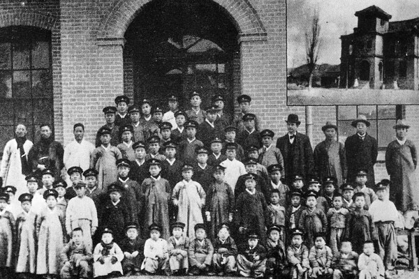 숭일학교와 전교생(1908년)