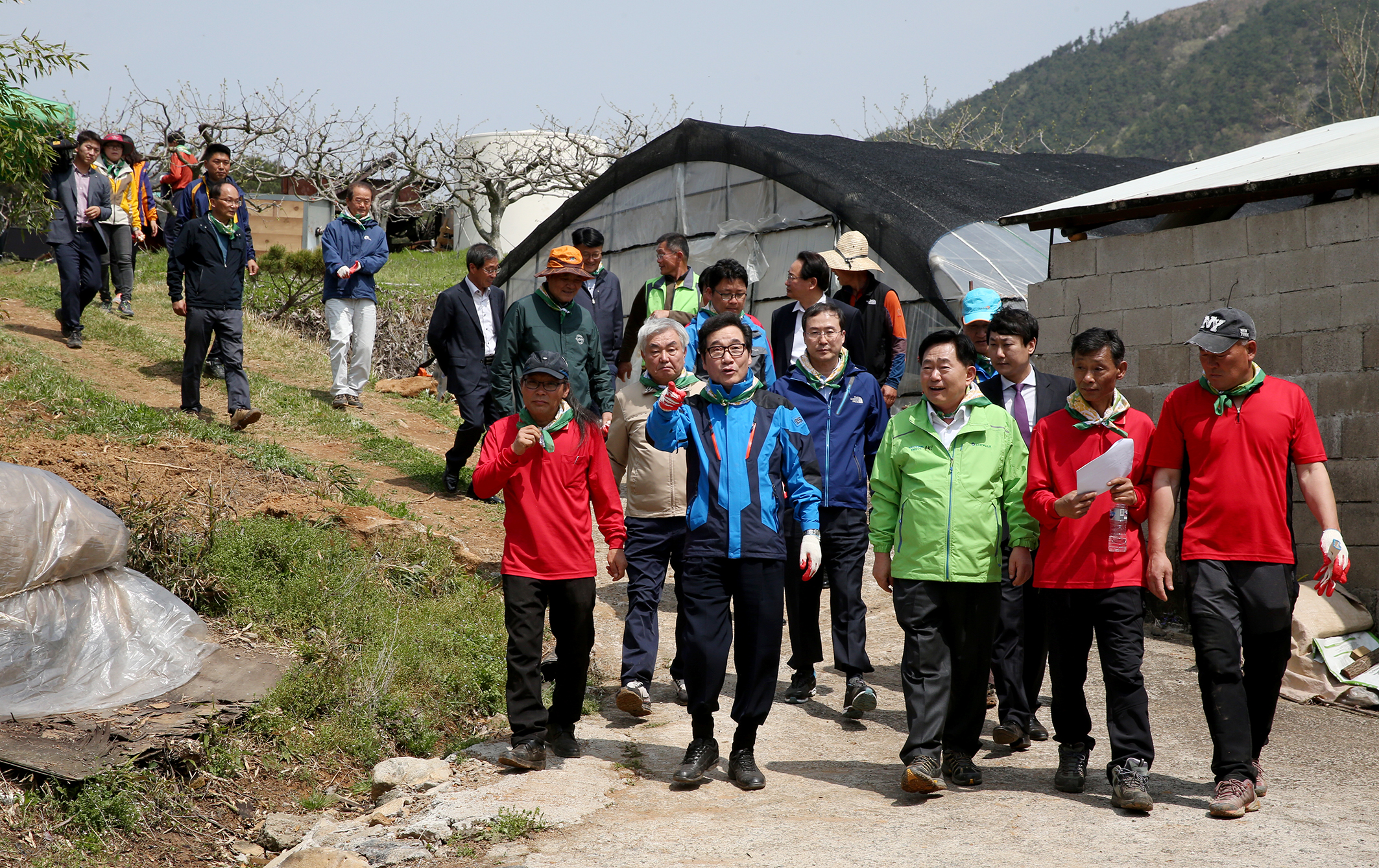 주민주도 소득숲 조성행사 에서 나무심는 이낙연 도지사5