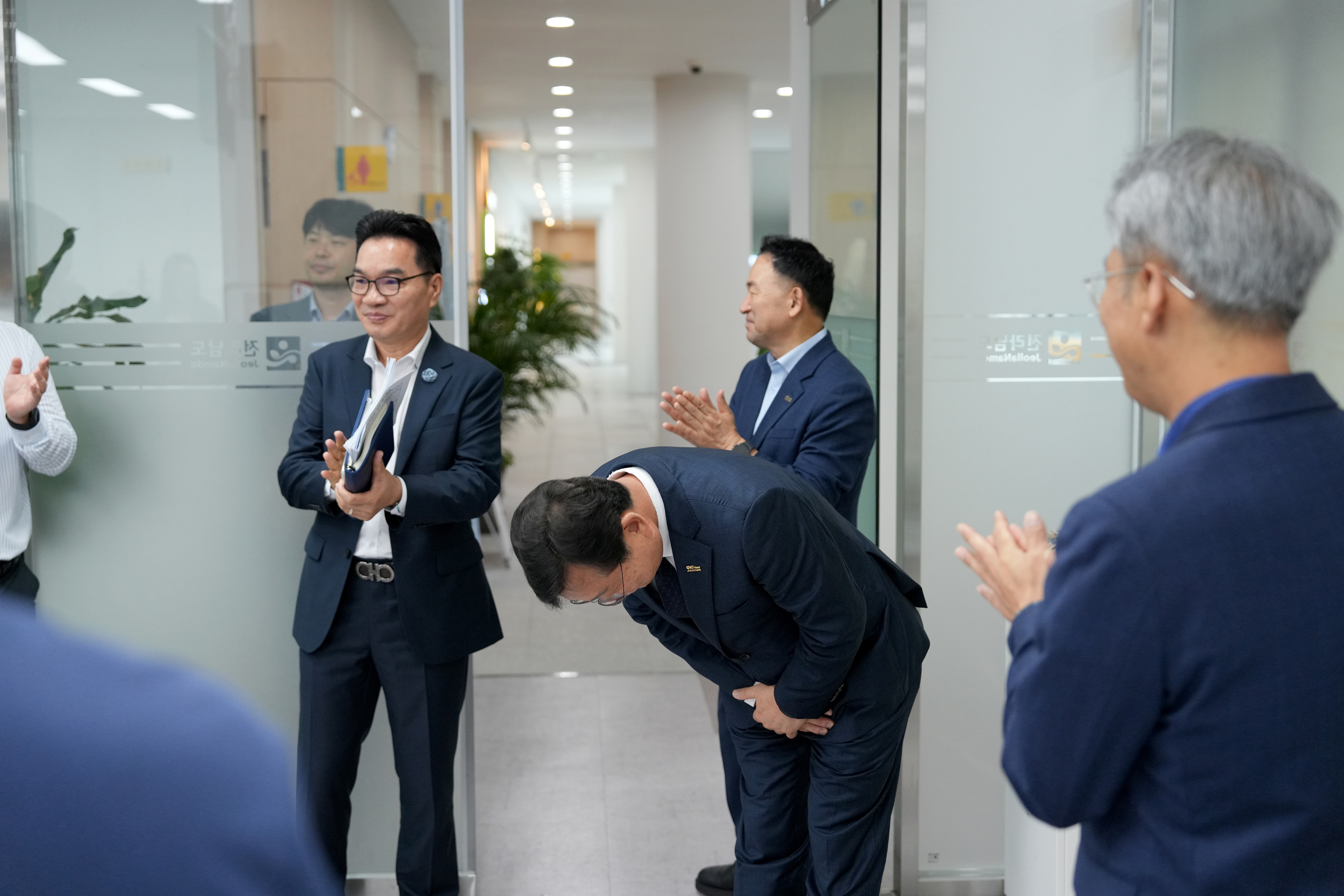 행정부지사 명창환, 동부지역본부 직원들과 이임인사2