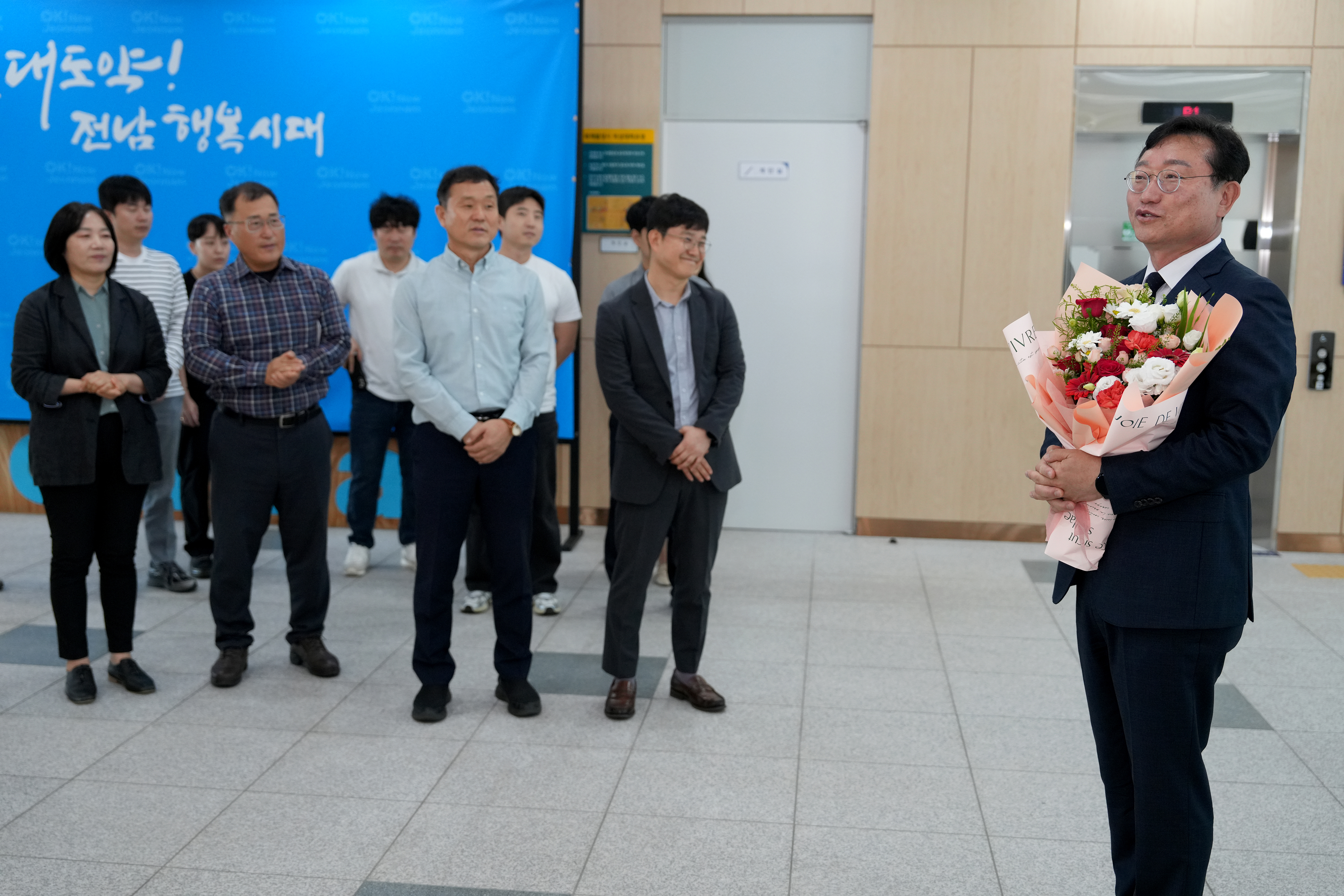행정부지사 명창환, 동부지역본부 직원들과 이임인사4