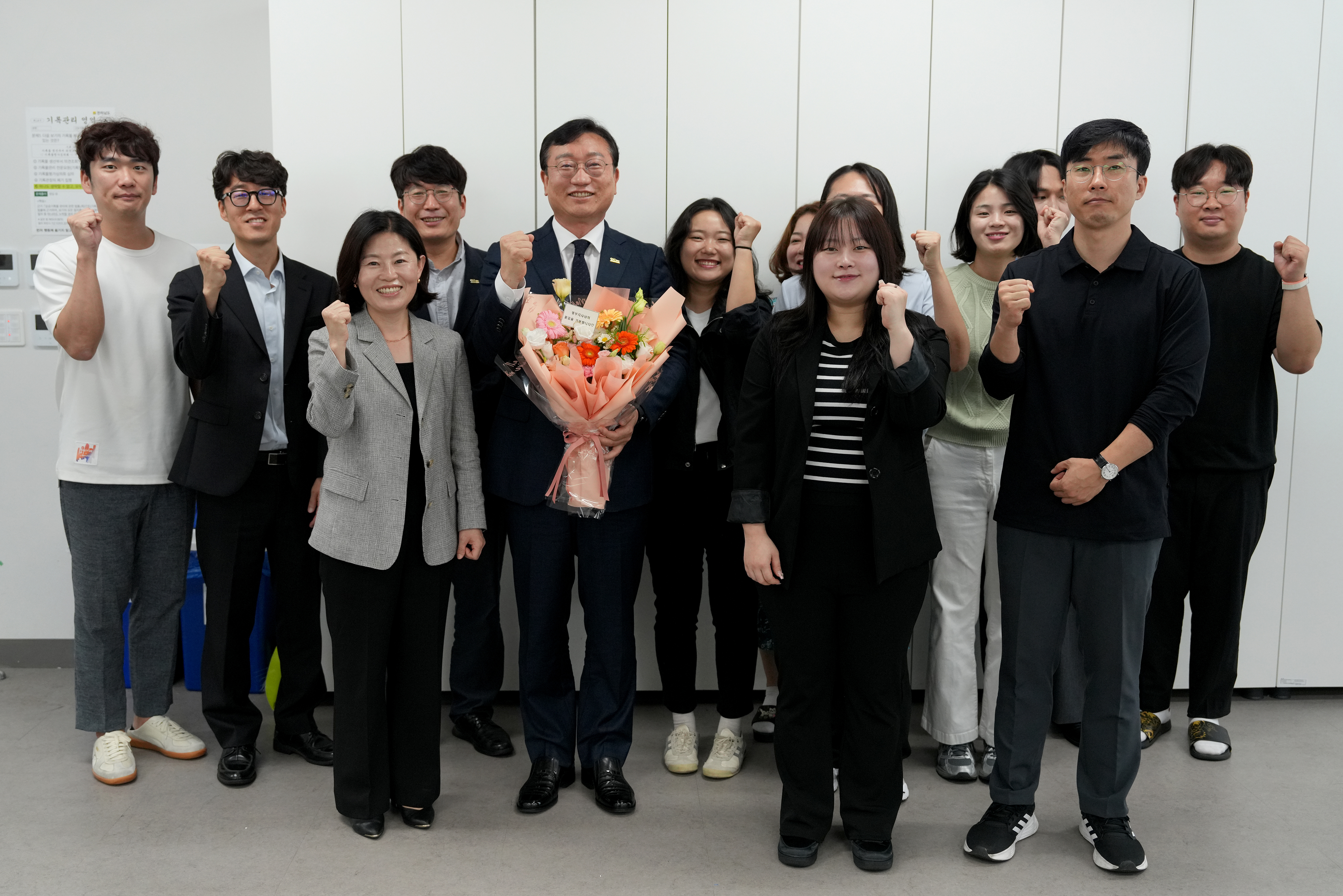 행정부지사 명창환, 동부지역본부 직원들과 이임인사5