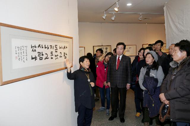 무위당 장일순의 삶과 그림전 참관하는 이낙연지사