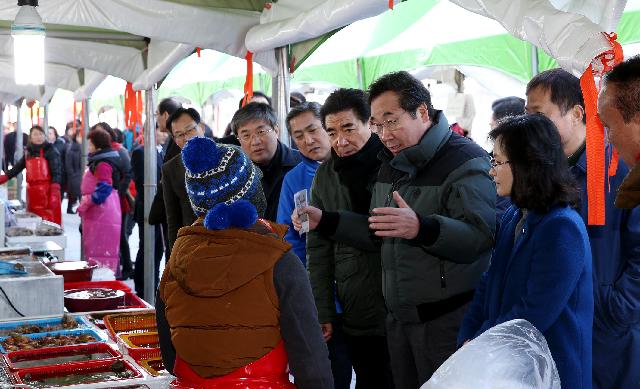 이낙연지사 화재로 피해입은 여수시장에서 설 장보기