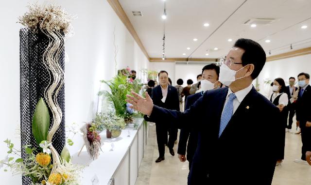 김영록지사 여수 꽃꽂이 예술작품 전시회’ 관람