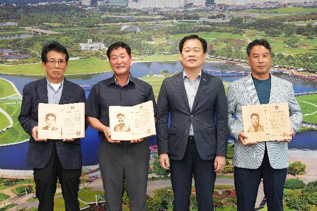 2025년 2분기 이달의 임업인 선정패 전달식