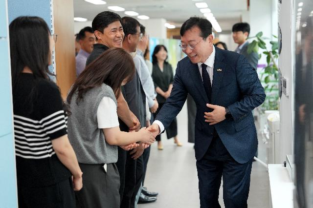 행정부지사 명창환, 동부지역본부 직원들과 이임인사