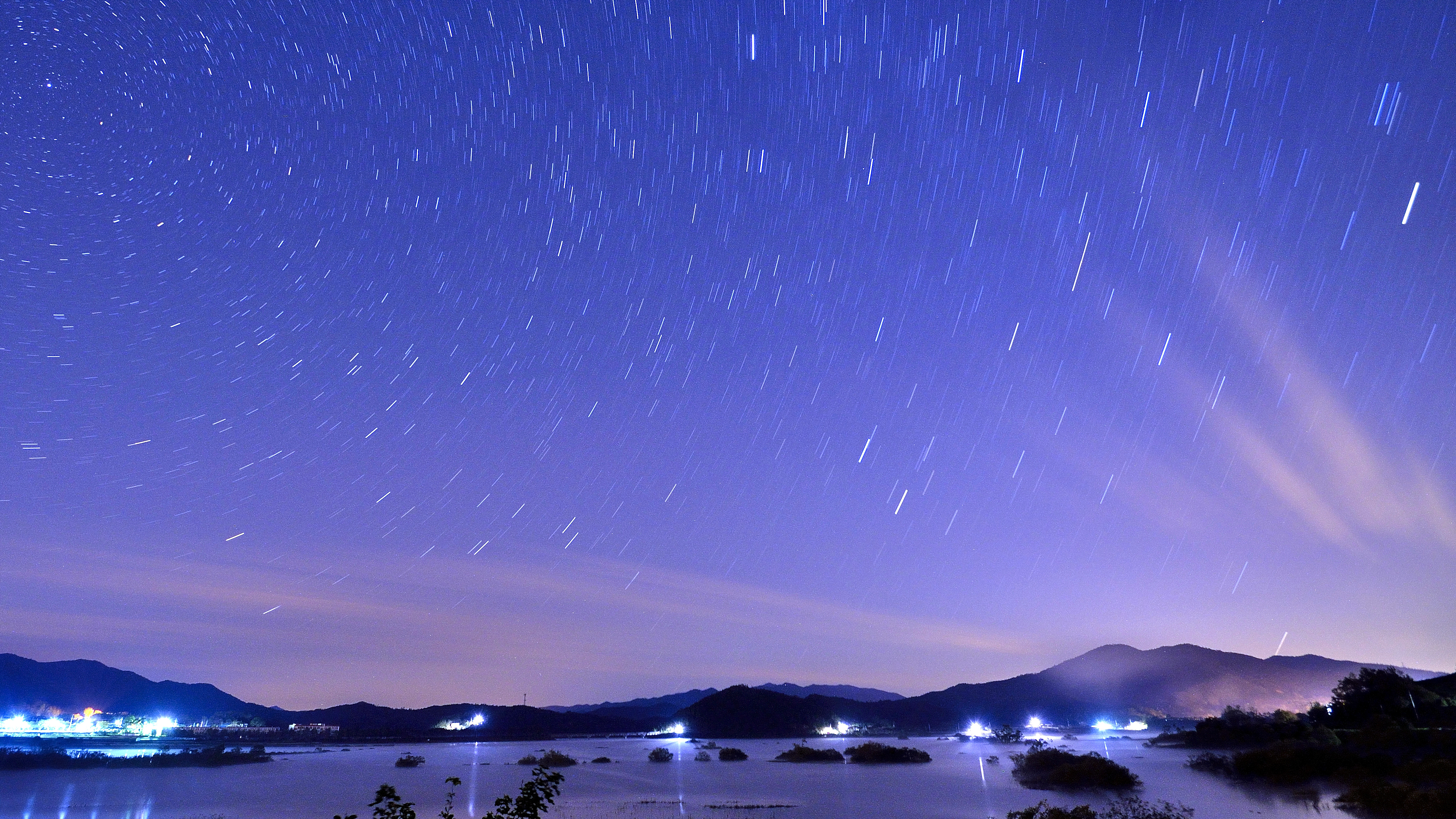 [Accepted] The stars in Juamho lake with flowing night1