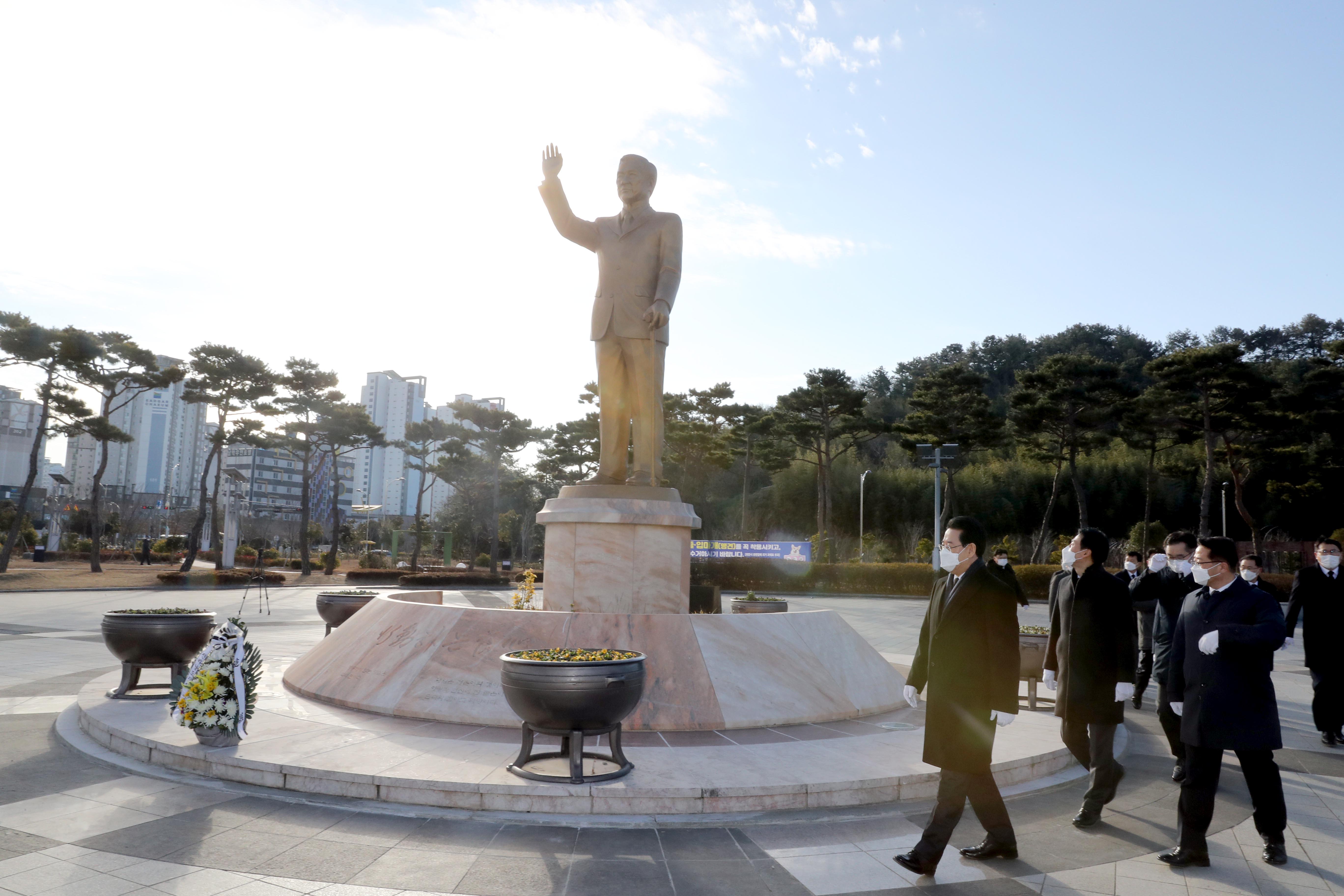 무안 남악 故김대중동상 참배5