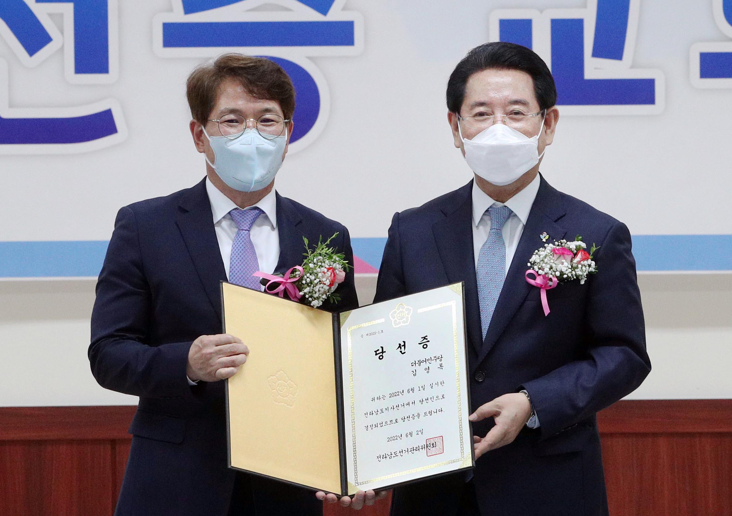 제8회 전국동시지방선거 당선인 당선증 교부식3