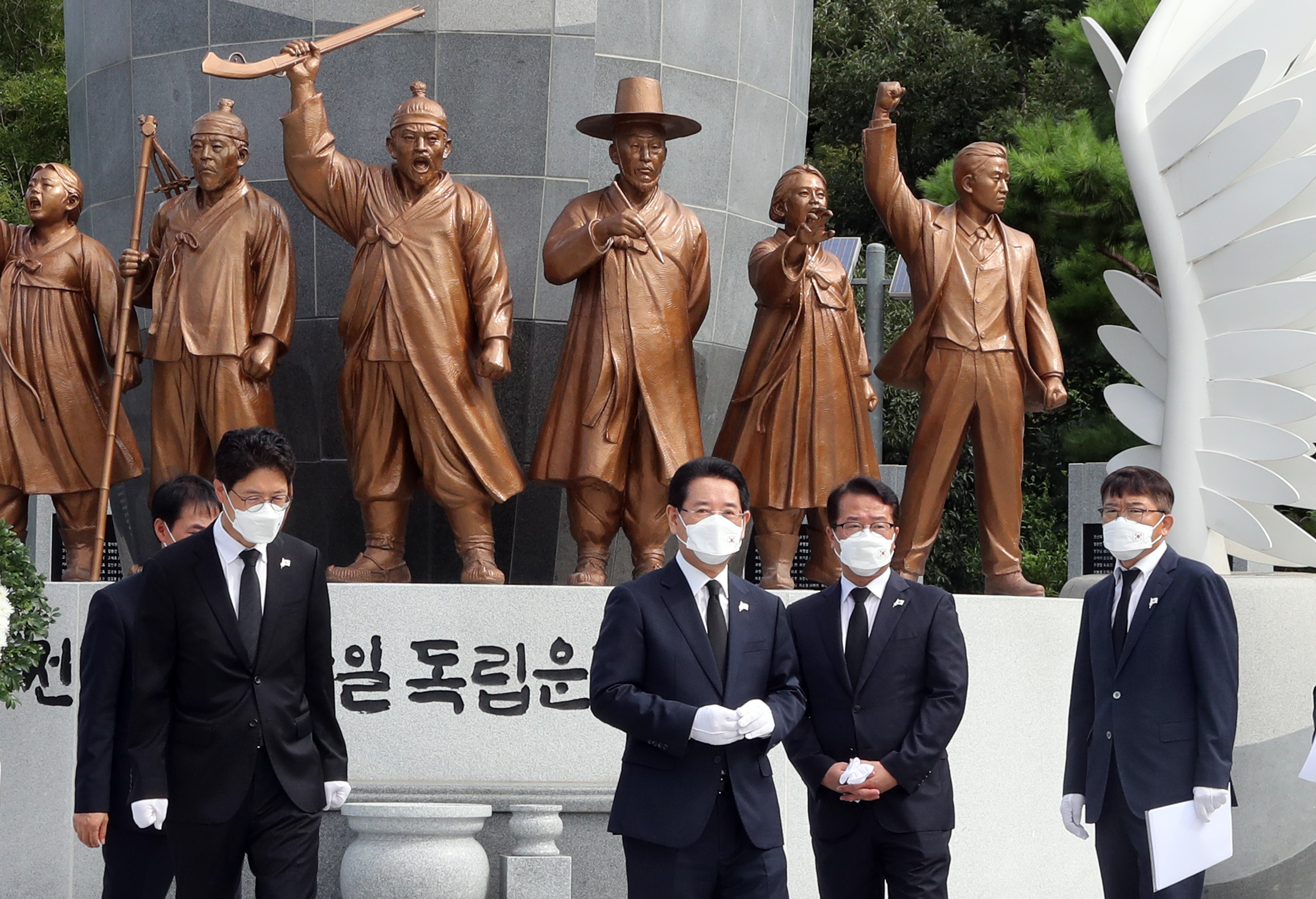 '제77주년 광복절' 항일독립운동기념탑 참배1