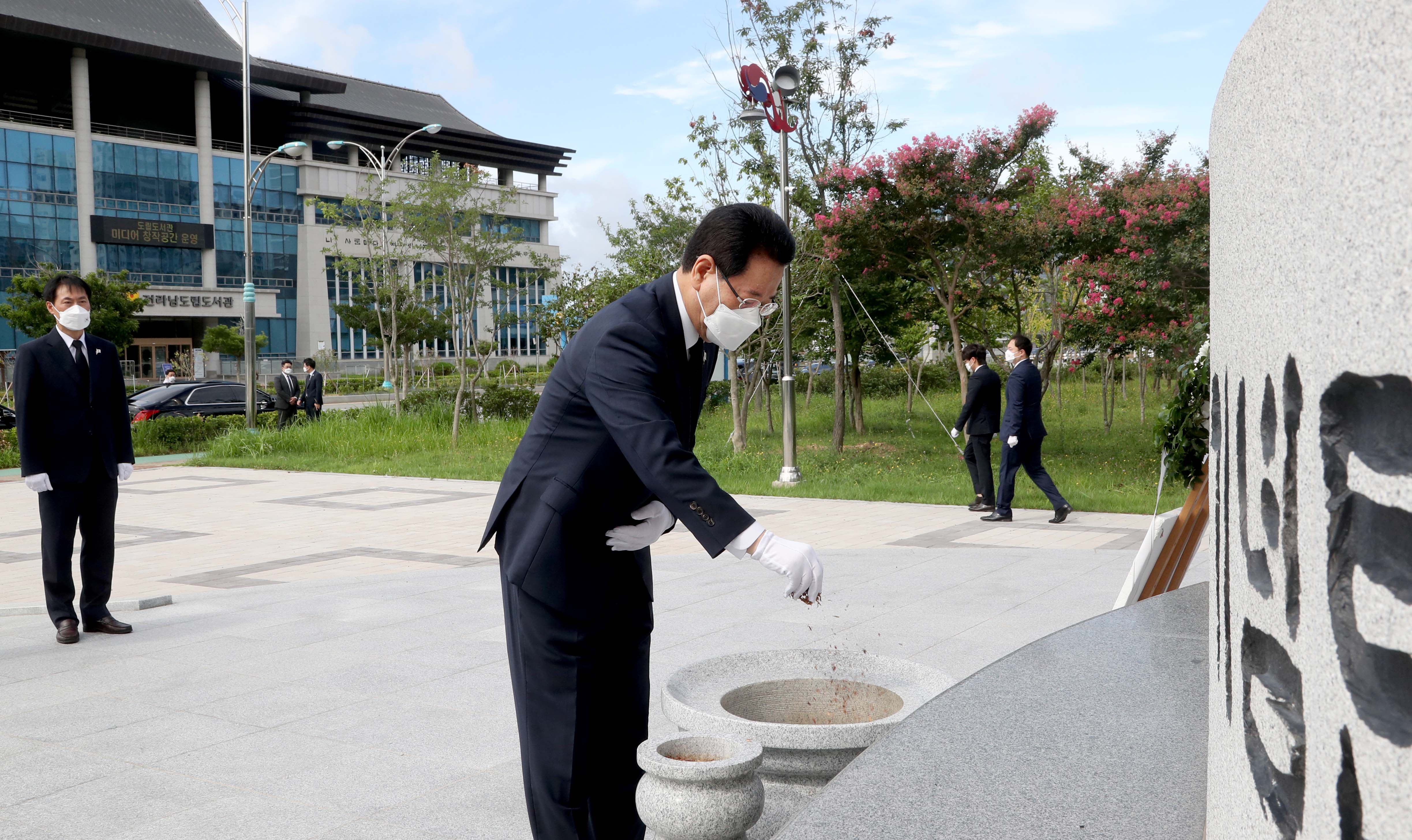 '제77주년 광복절' 항일독립운동기념탑 참배2