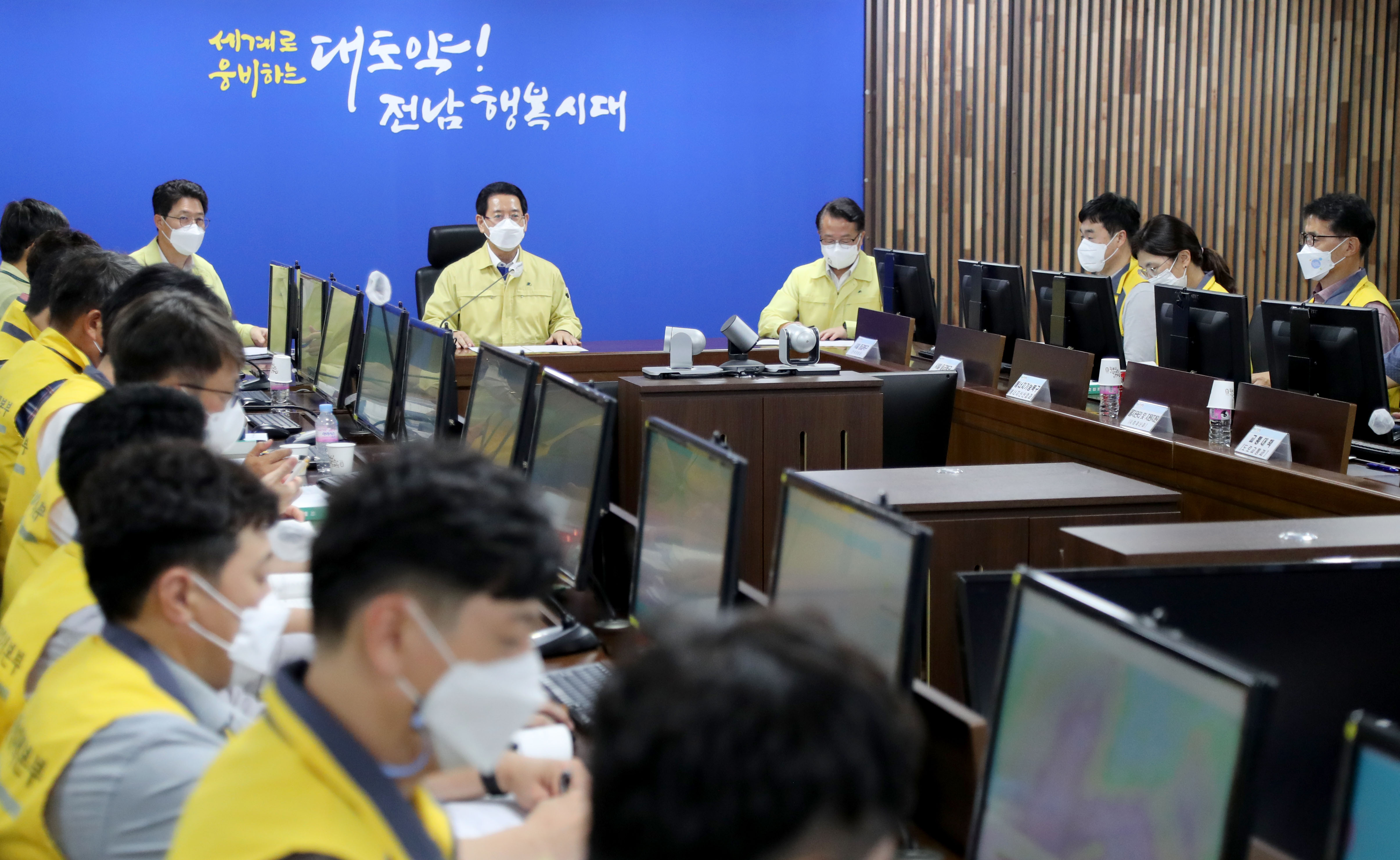 태풍 대비 재난안전상황실 비상근무 공직자 격려2