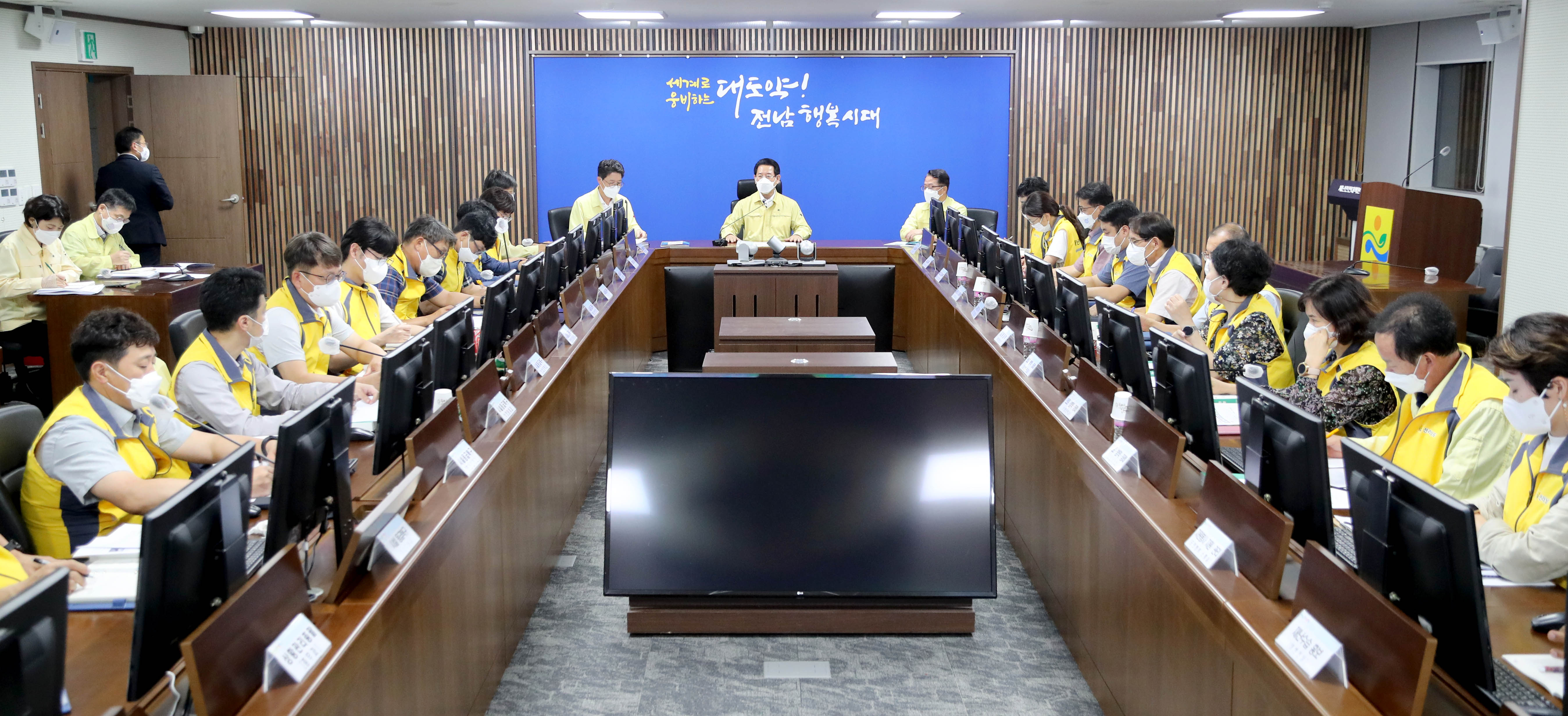 태풍 대비 재난안전상황실 비상근무 공직자 격려1