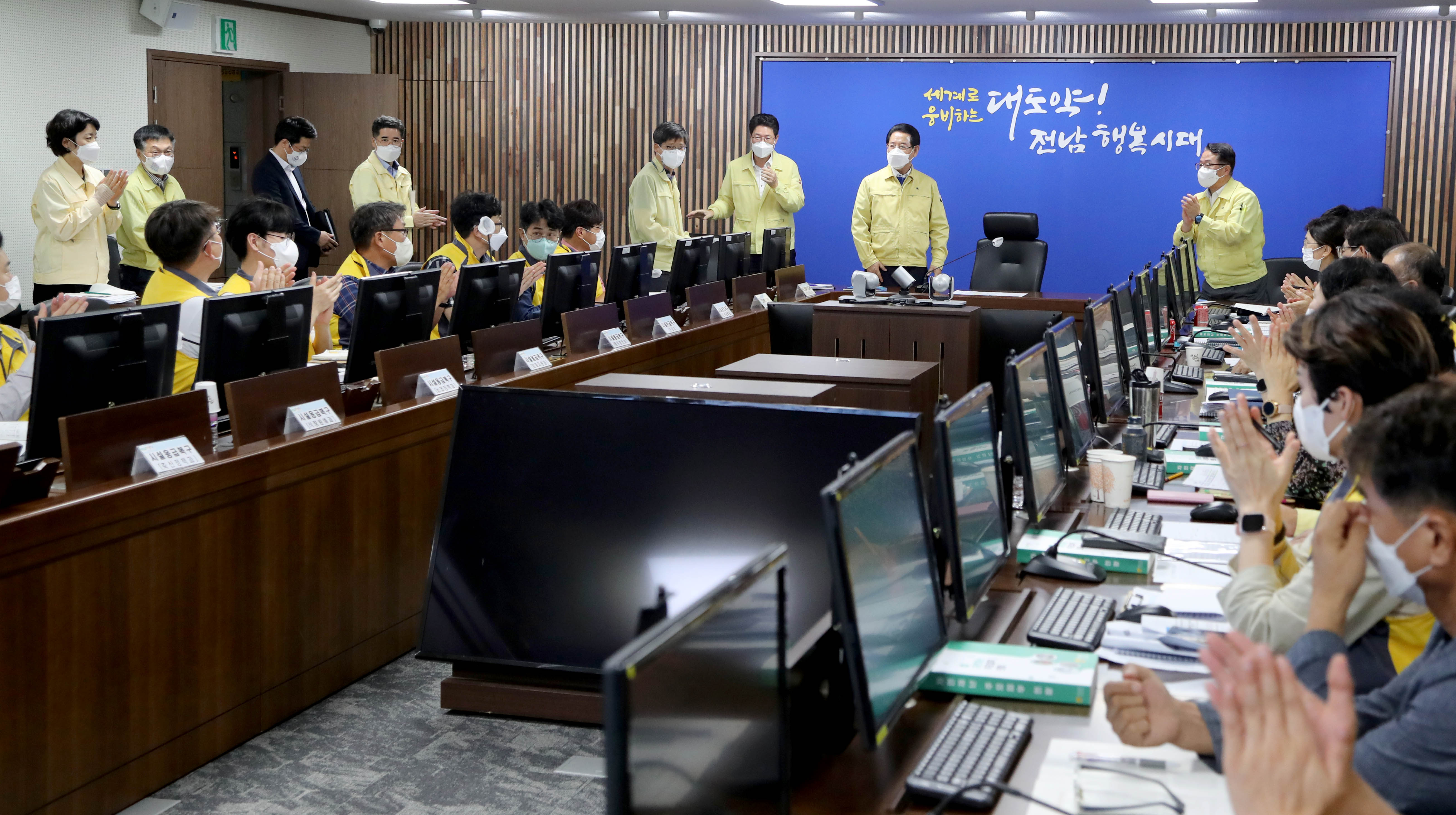 태풍 대비 재난안전상황실 비상근무 공직자 격려2