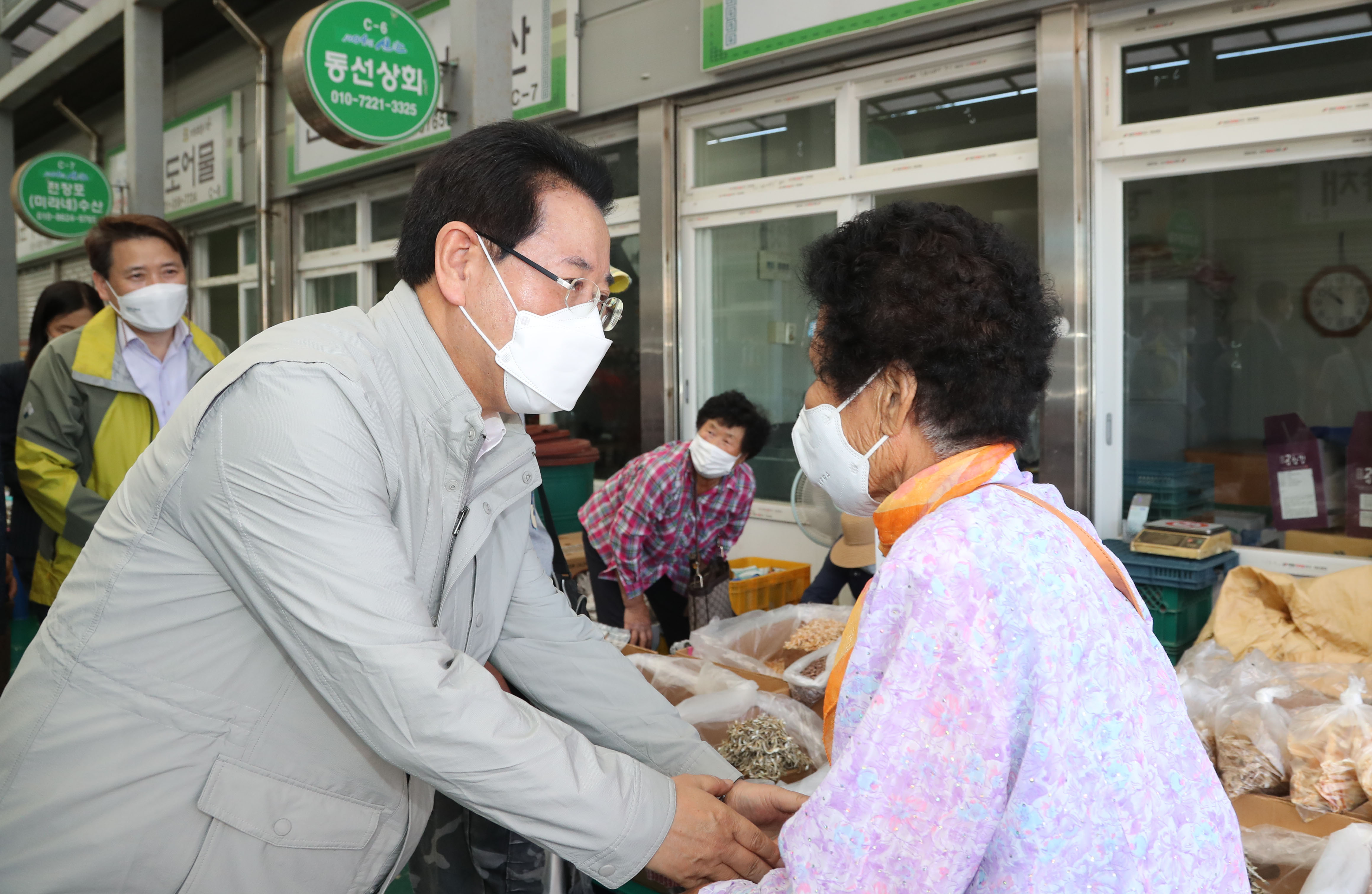 추석맞이 전통시장 장보러 나오신 어르신들과 인사 나누는 도지사2