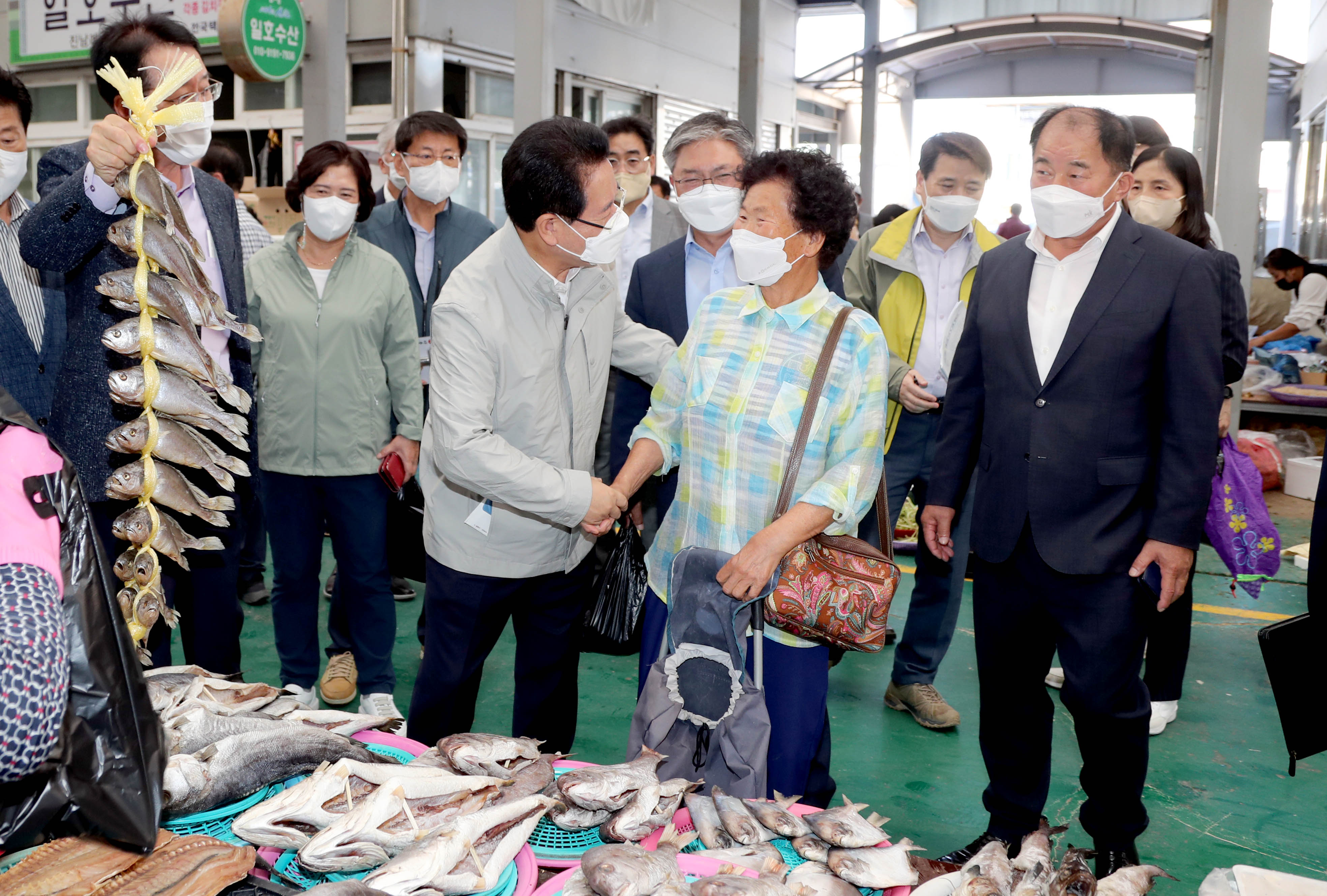 추석맞이 전통시장 장보러 나오신 어르신들과 인사 나누는 도지사4