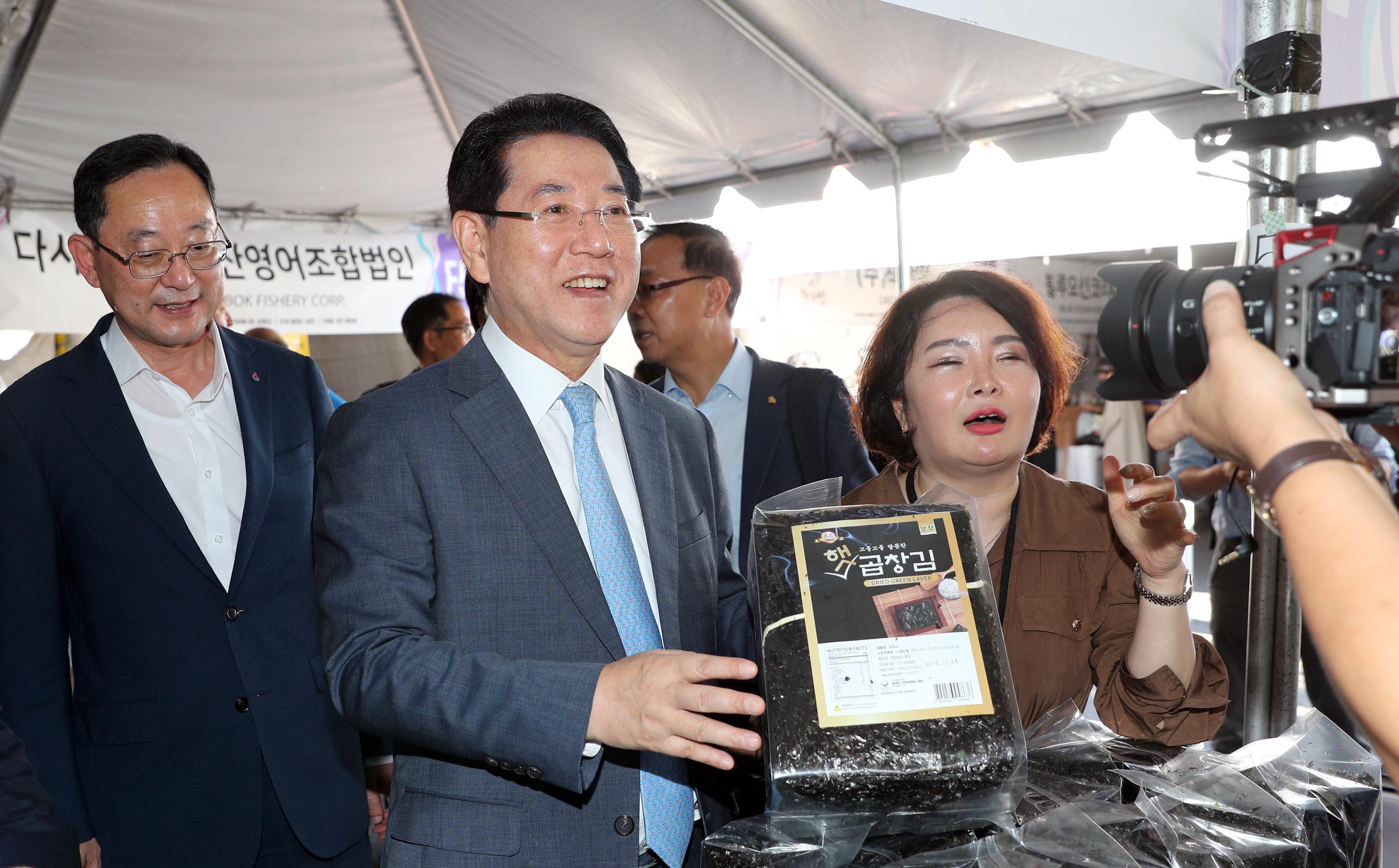 제49회 LA한인축제 개막식 전남농수산물 판매부스 방문1
