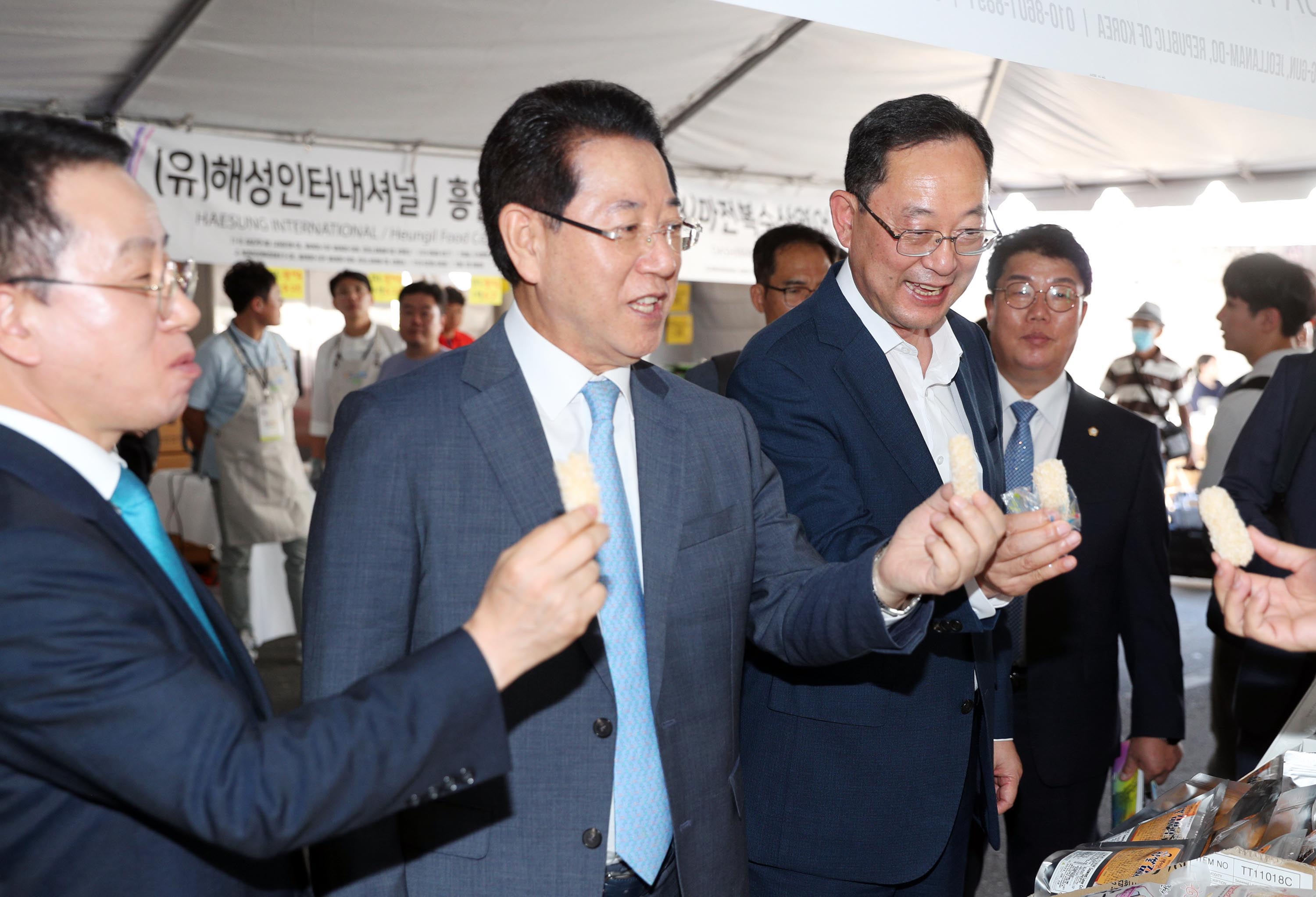 제49회 LA한인축제 개막식 전남농수산물 판매부스 방문2