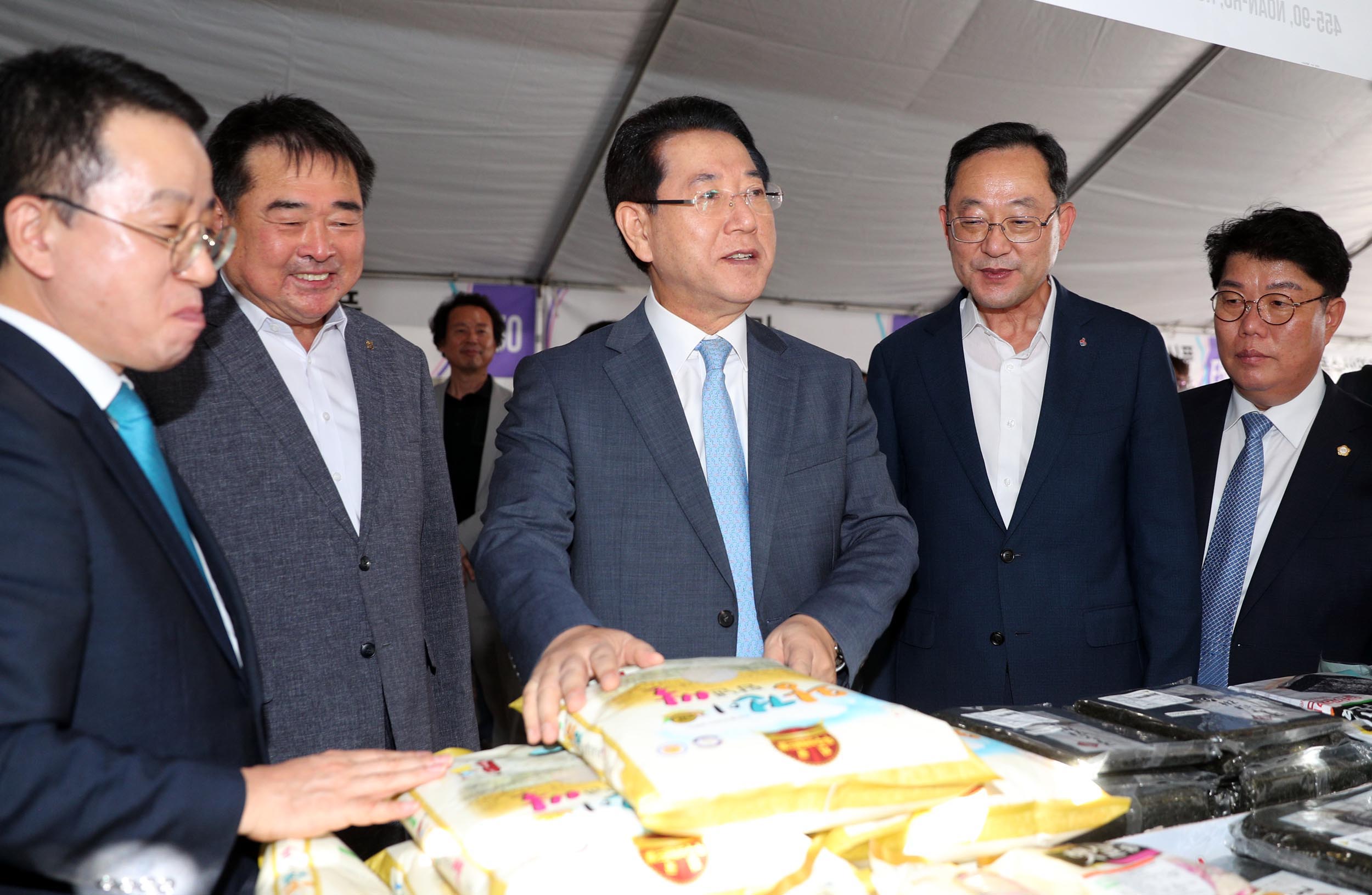 제49회 LA한인축제 개막식 전남농수산물 판매부스 방문3