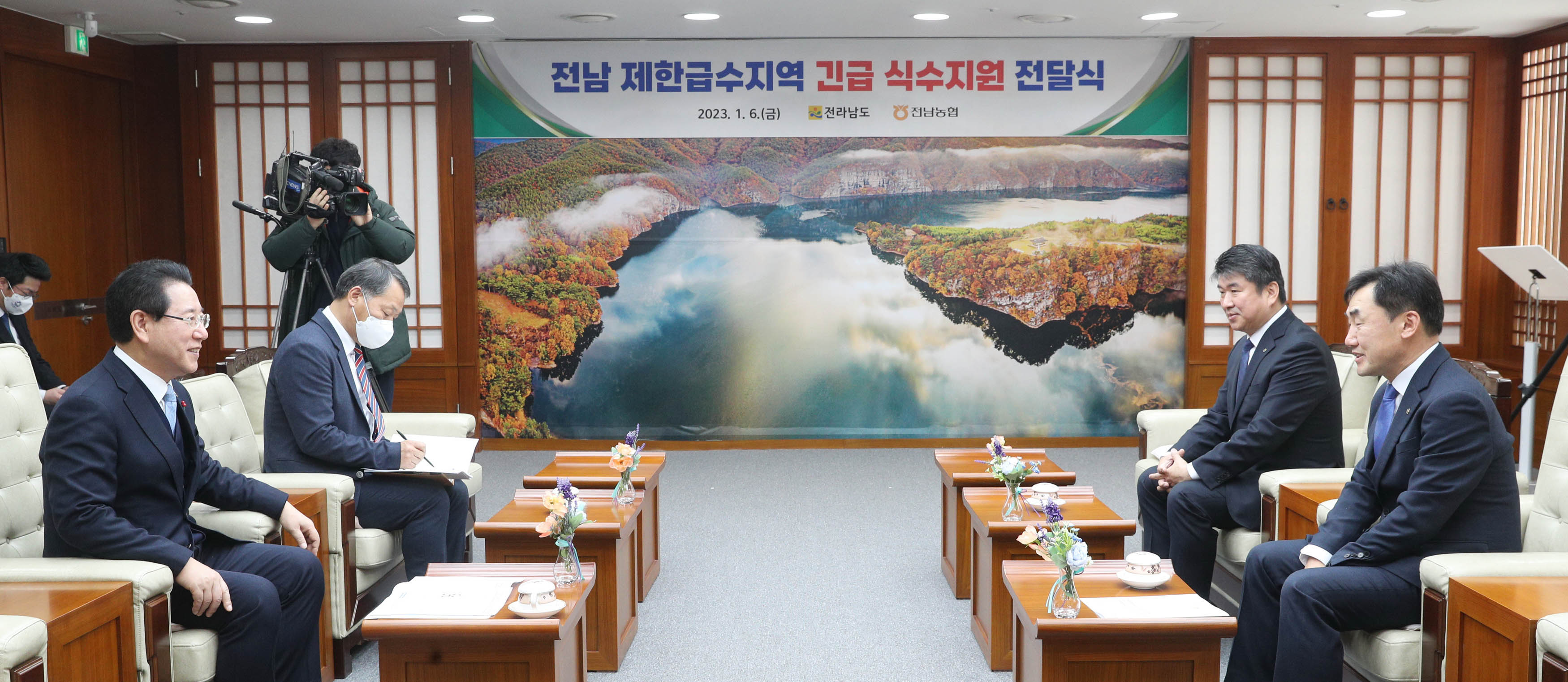 도내 제한급수지역 식수 전달식4