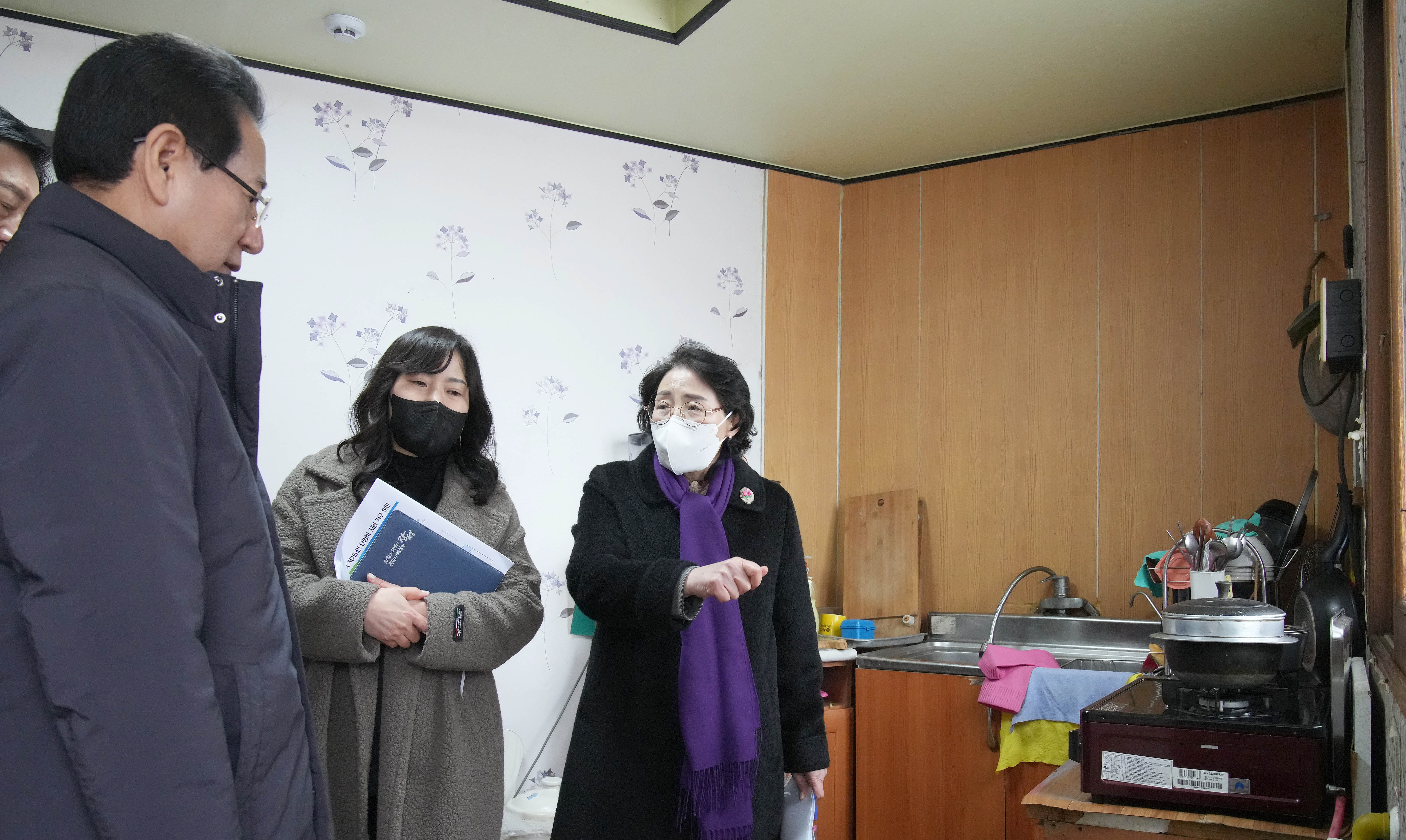 저소득 독거노인 난방비 지원 가구 위문8