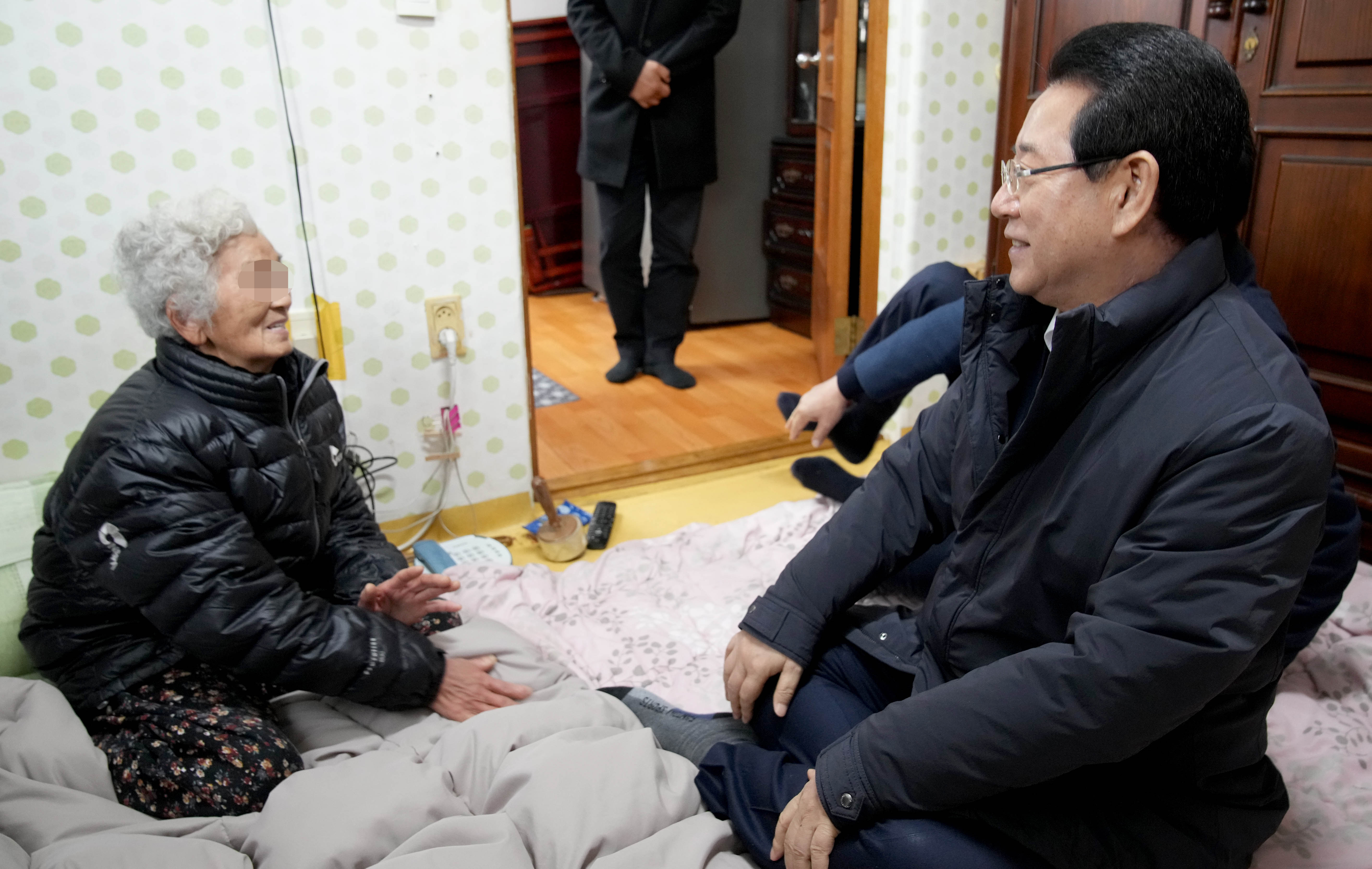 저소득 독거노인 난방비 지원 가구 위문2