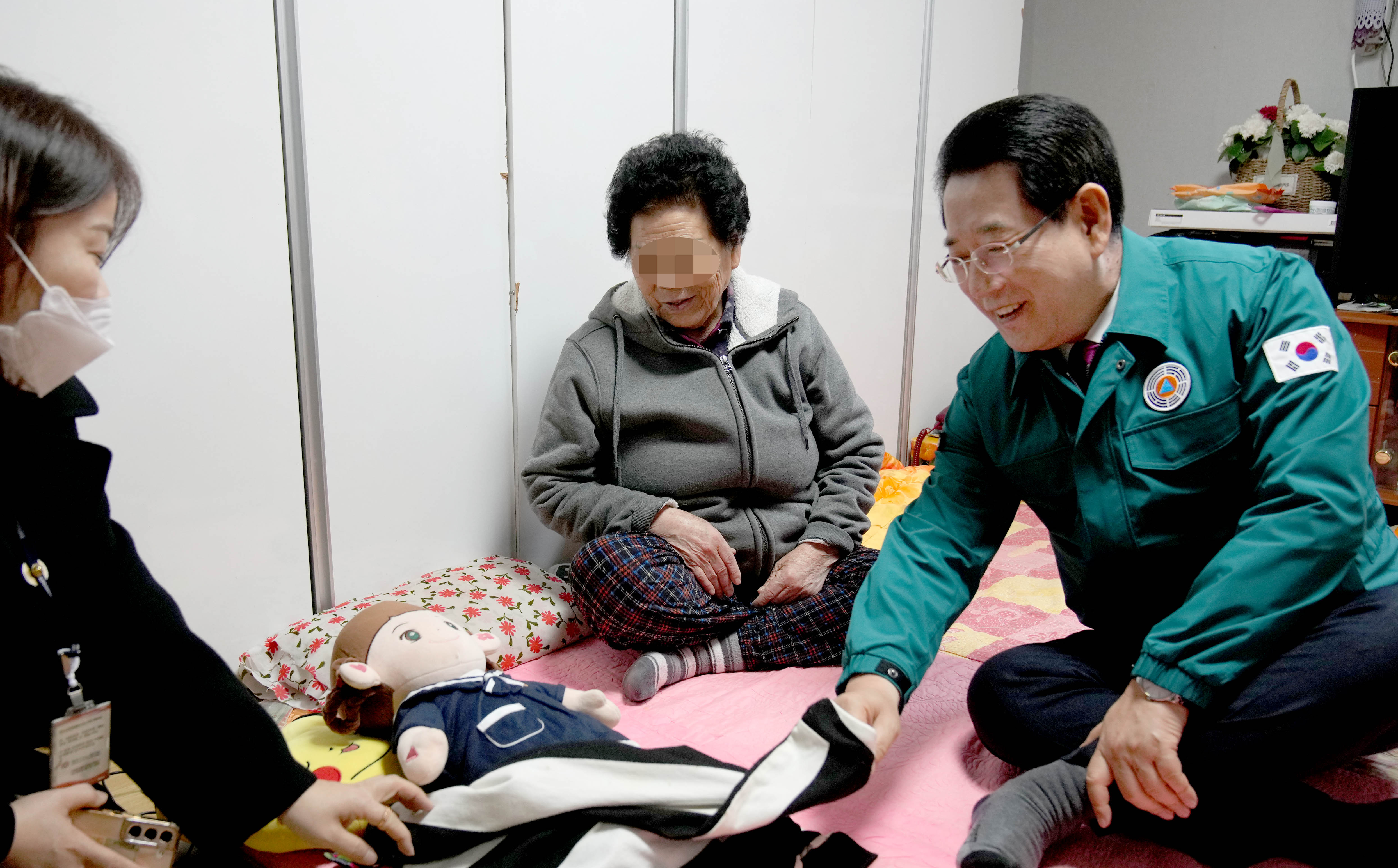 취약계층 겨울나기 현장 방문(AI 반려로봇 독거노인 보급 가구)2