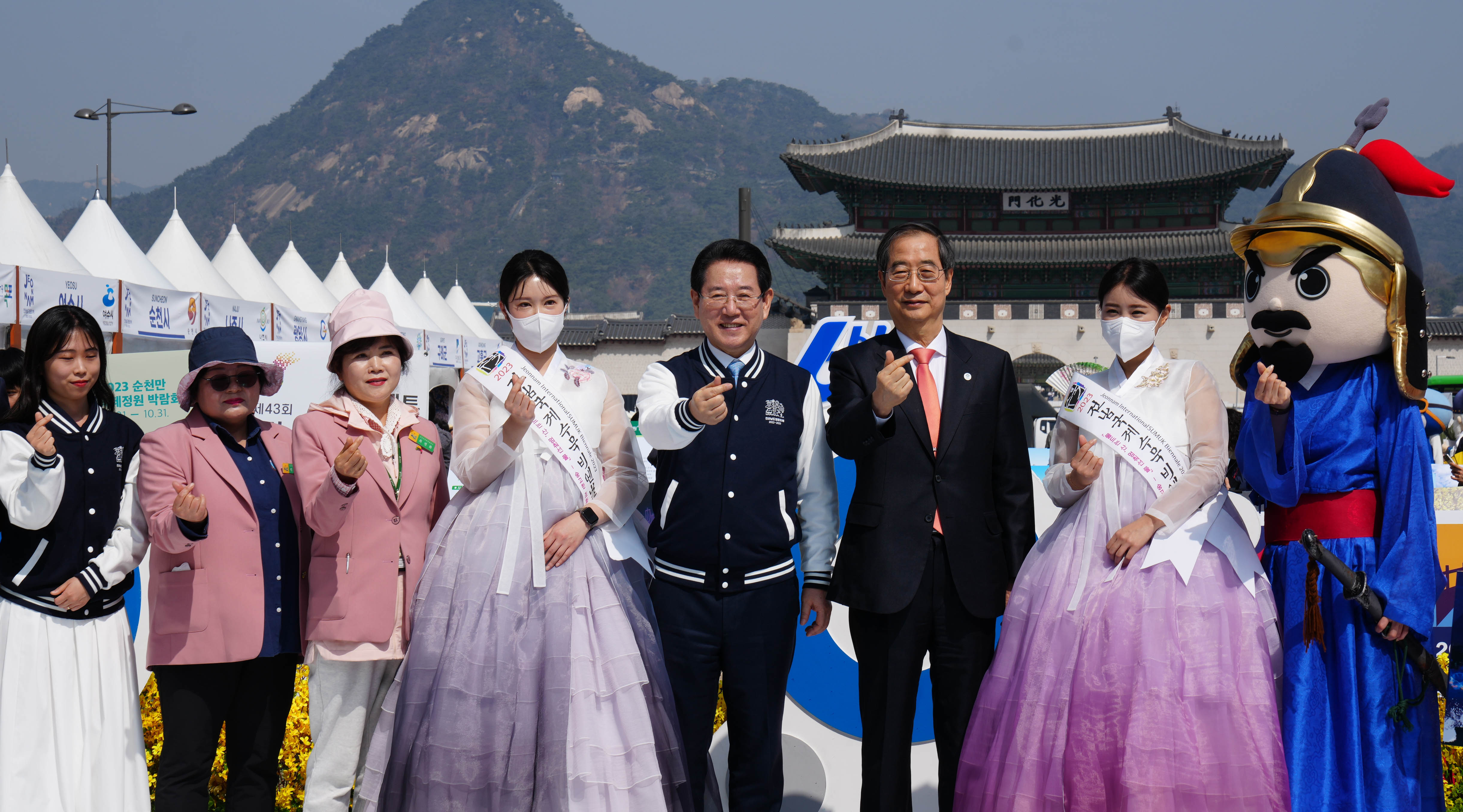 전남 관광 홍보관 부스 둘러보는 한덕수 총리1