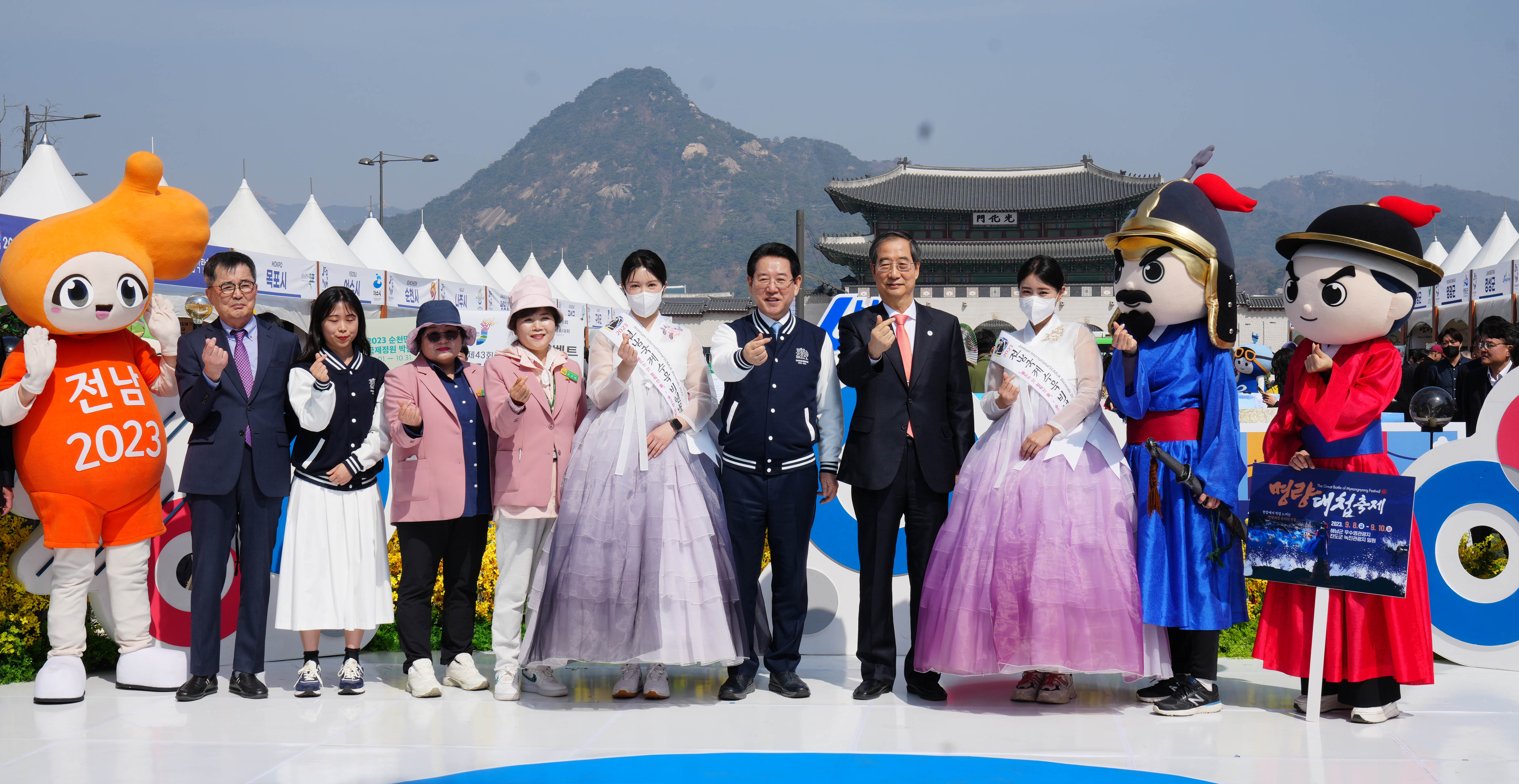 전남 관광 홍보관 부스 둘러보는 한덕수 총리2