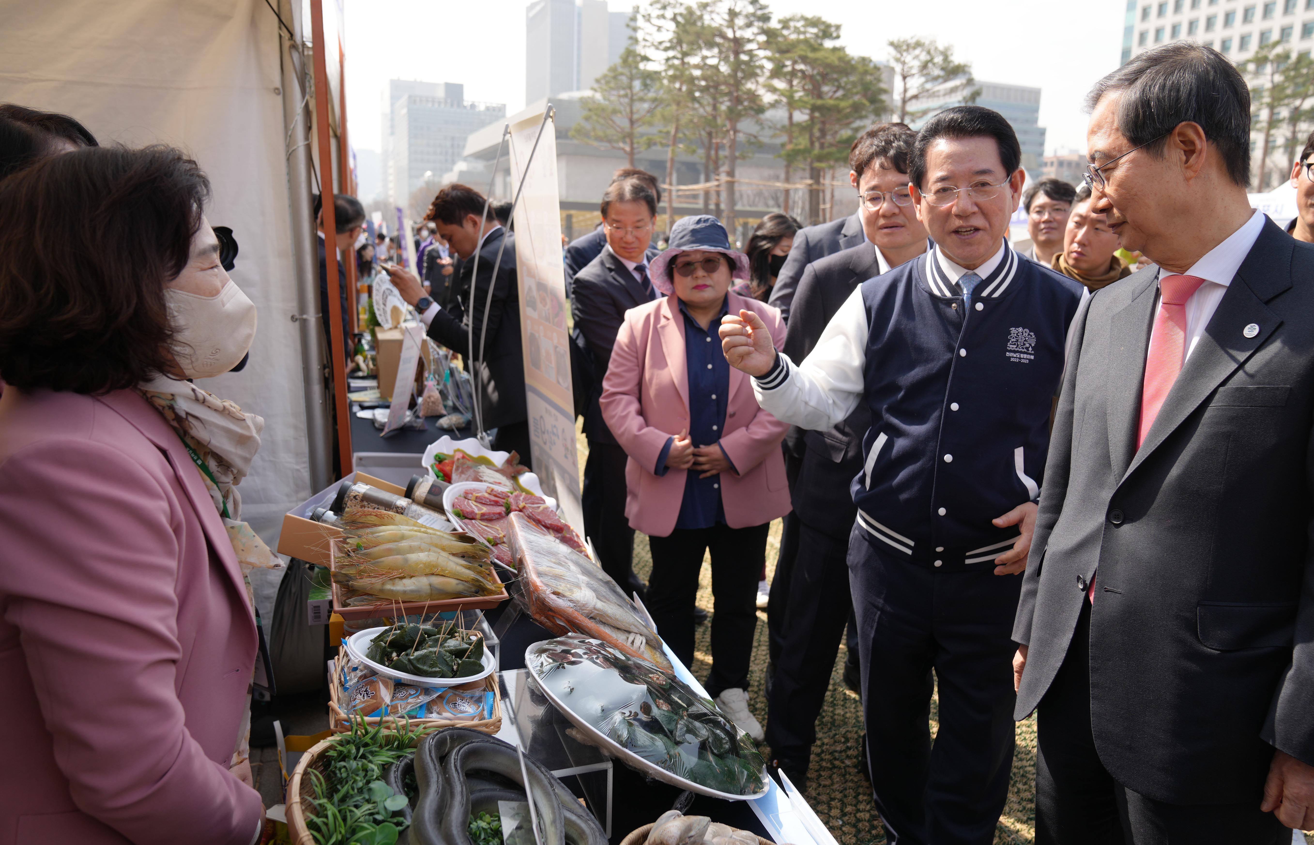 전남 관광 홍보관 부스 둘러보는 한덕수 총리5