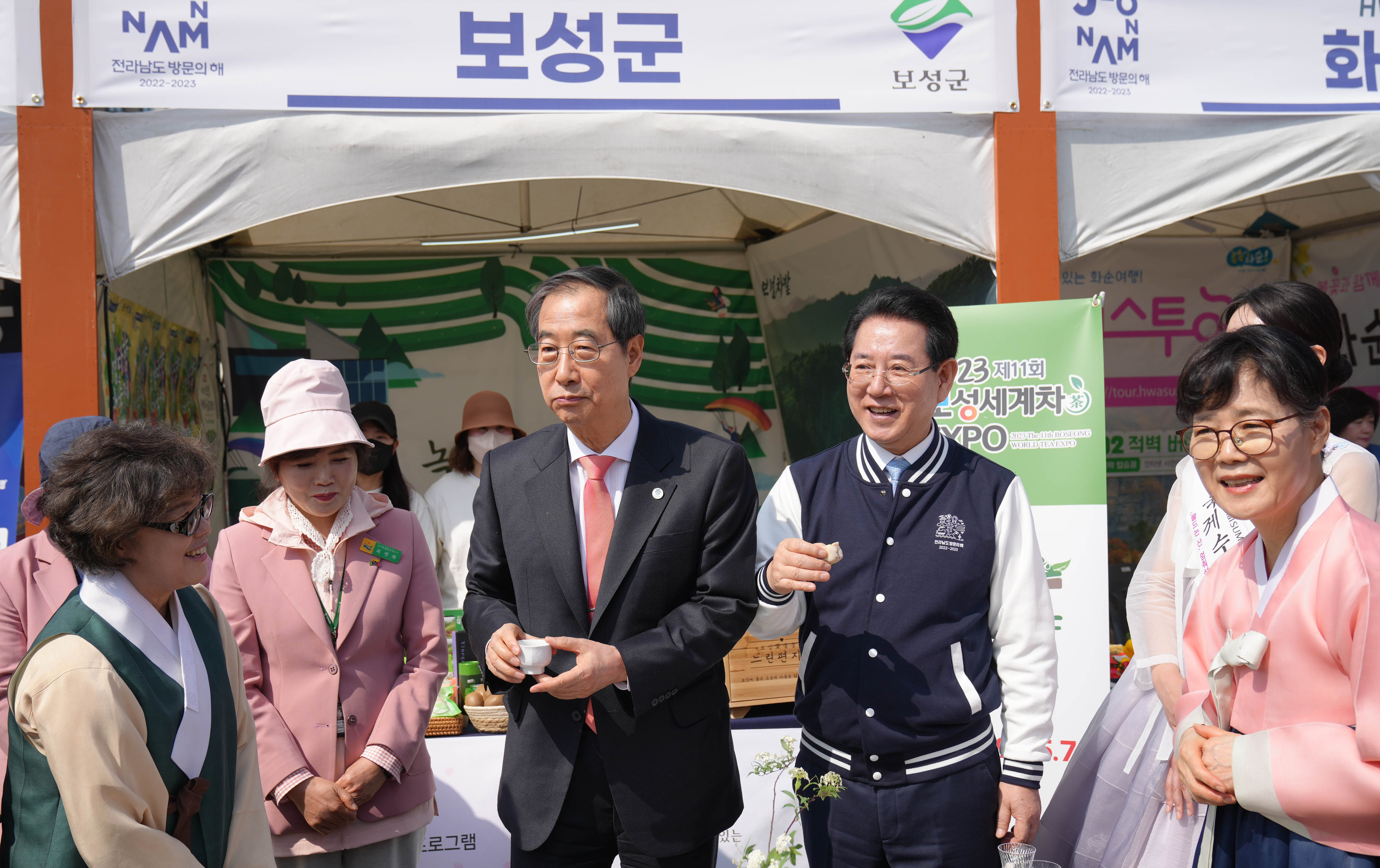 전남 관광 홍보관 부스 둘러보는 한덕수 총리7