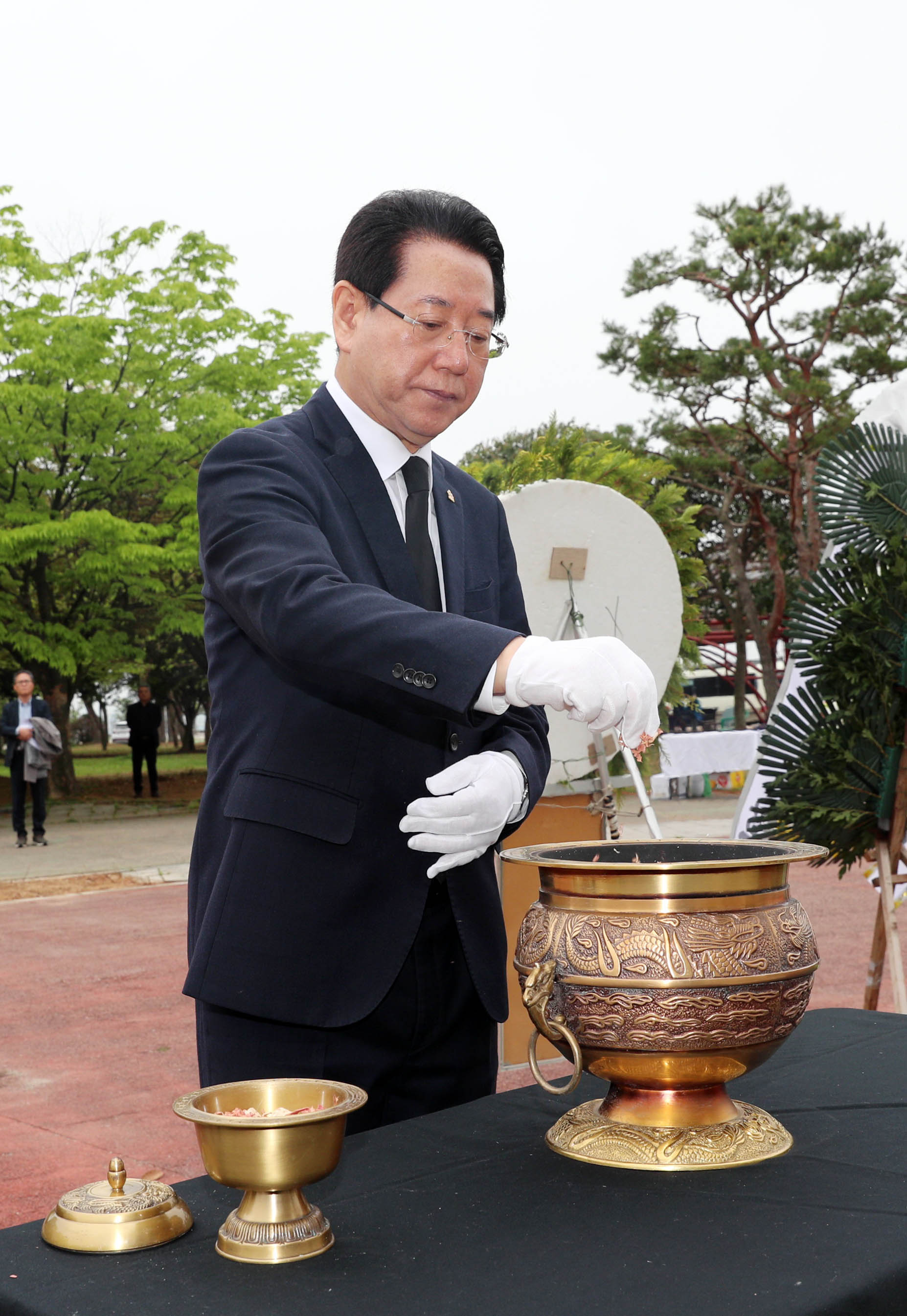 제63주년 4ㆍ19혁명 기념일 참배2