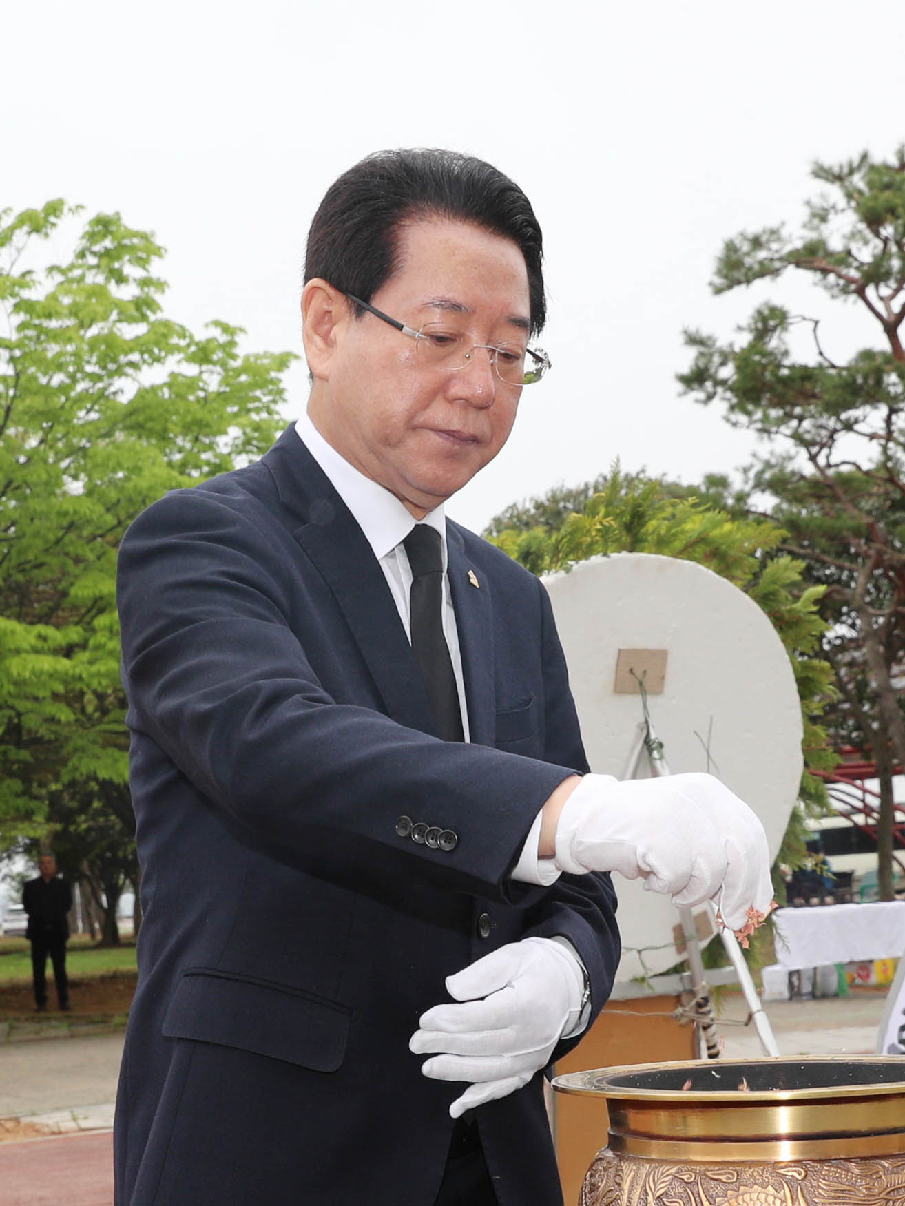 제63주년 4ㆍ19혁명 기념일 참배3