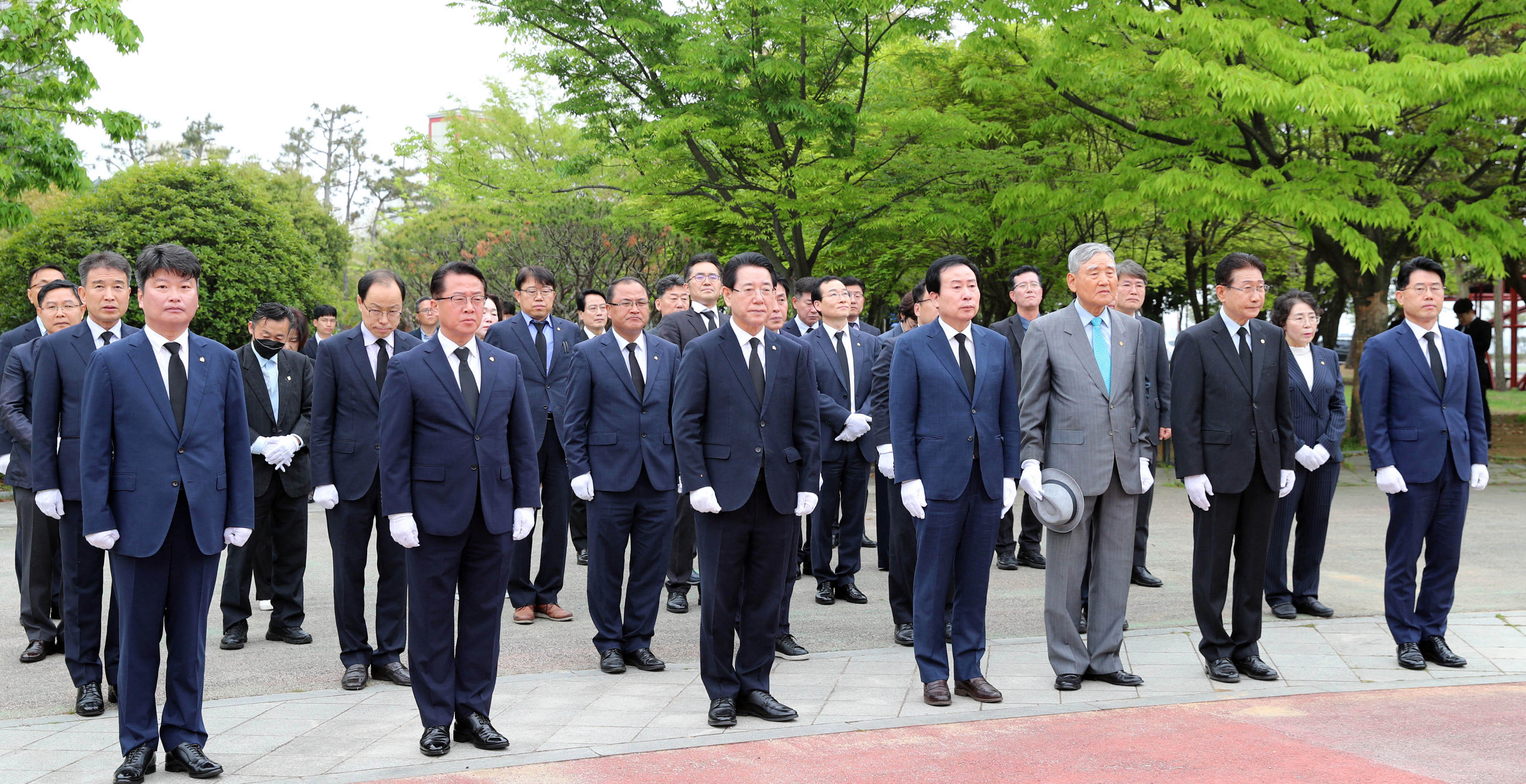 제63주년 4ㆍ19혁명 기념일 참배1