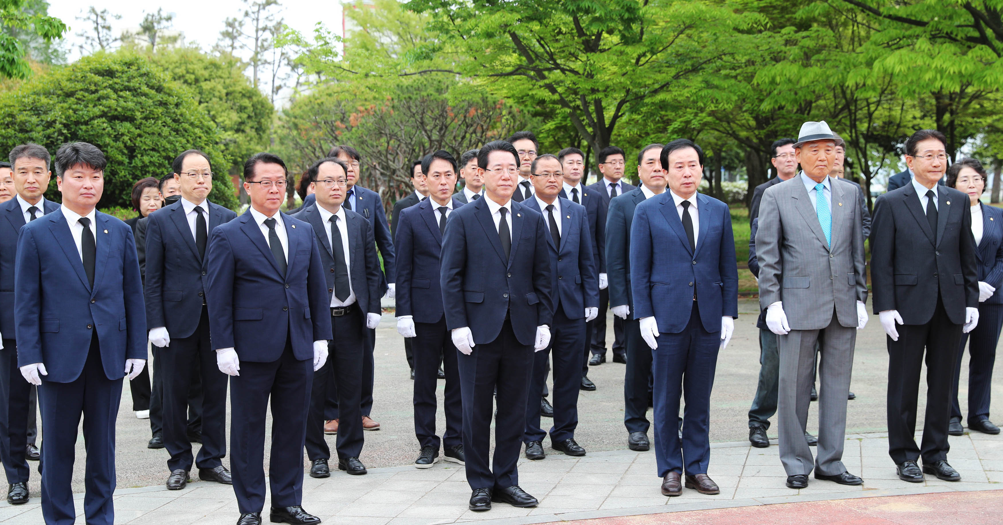 제63주년 4ㆍ19혁명 기념일 참배2