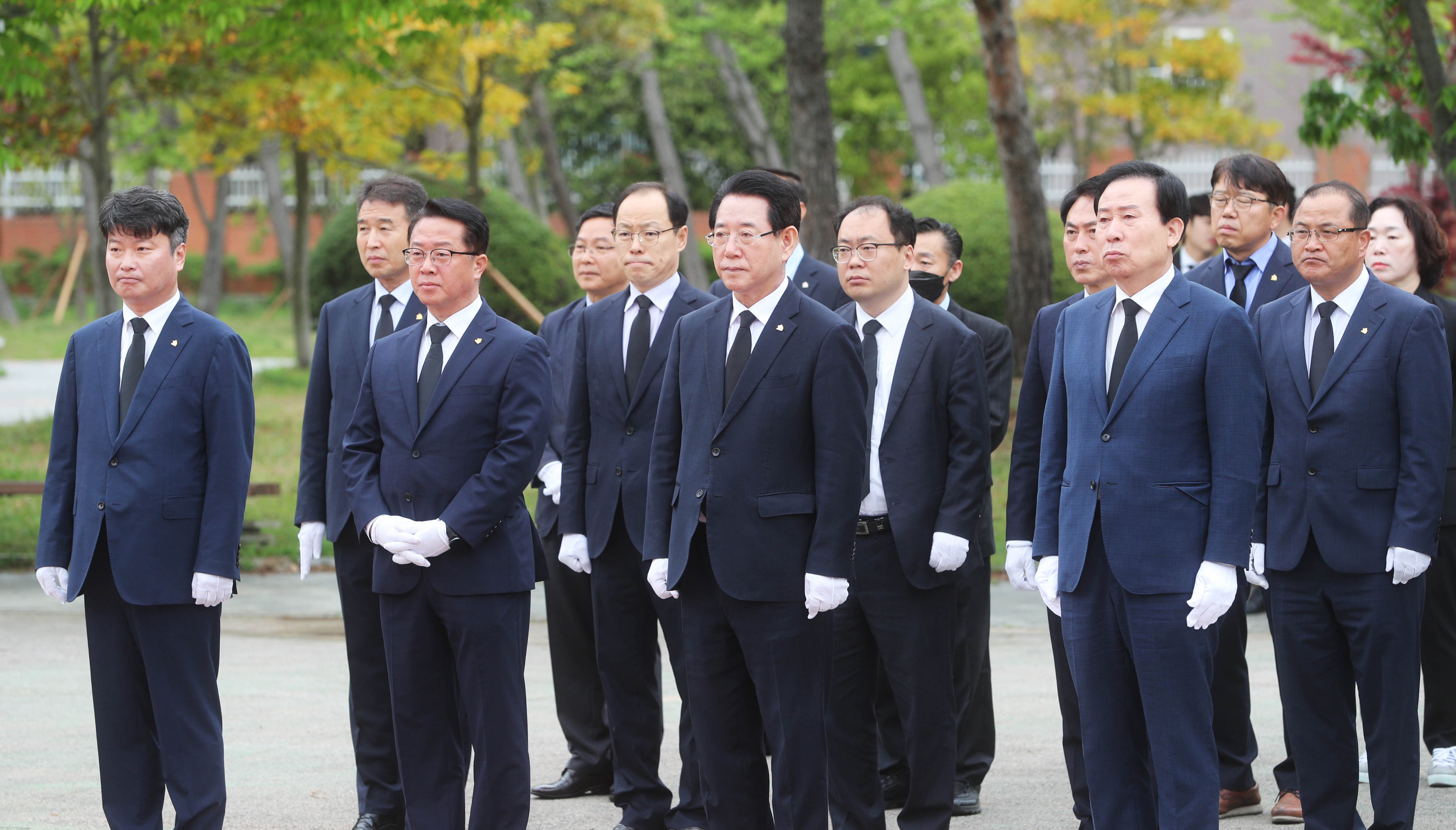 제63주년 4ㆍ19혁명 기념일 참배3