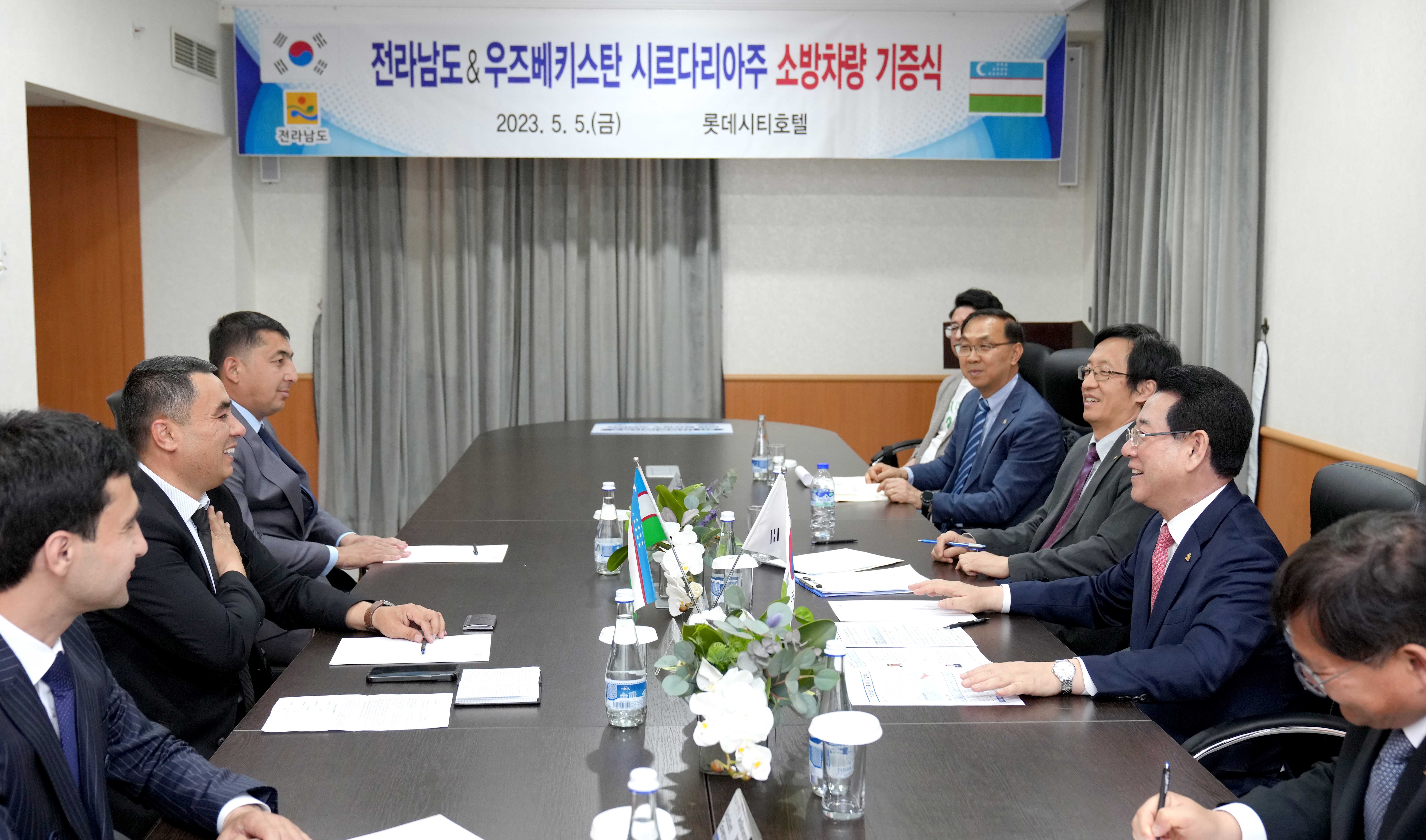 우즈베키스탄 시르다리야주 소방차량 기증서 전달식5