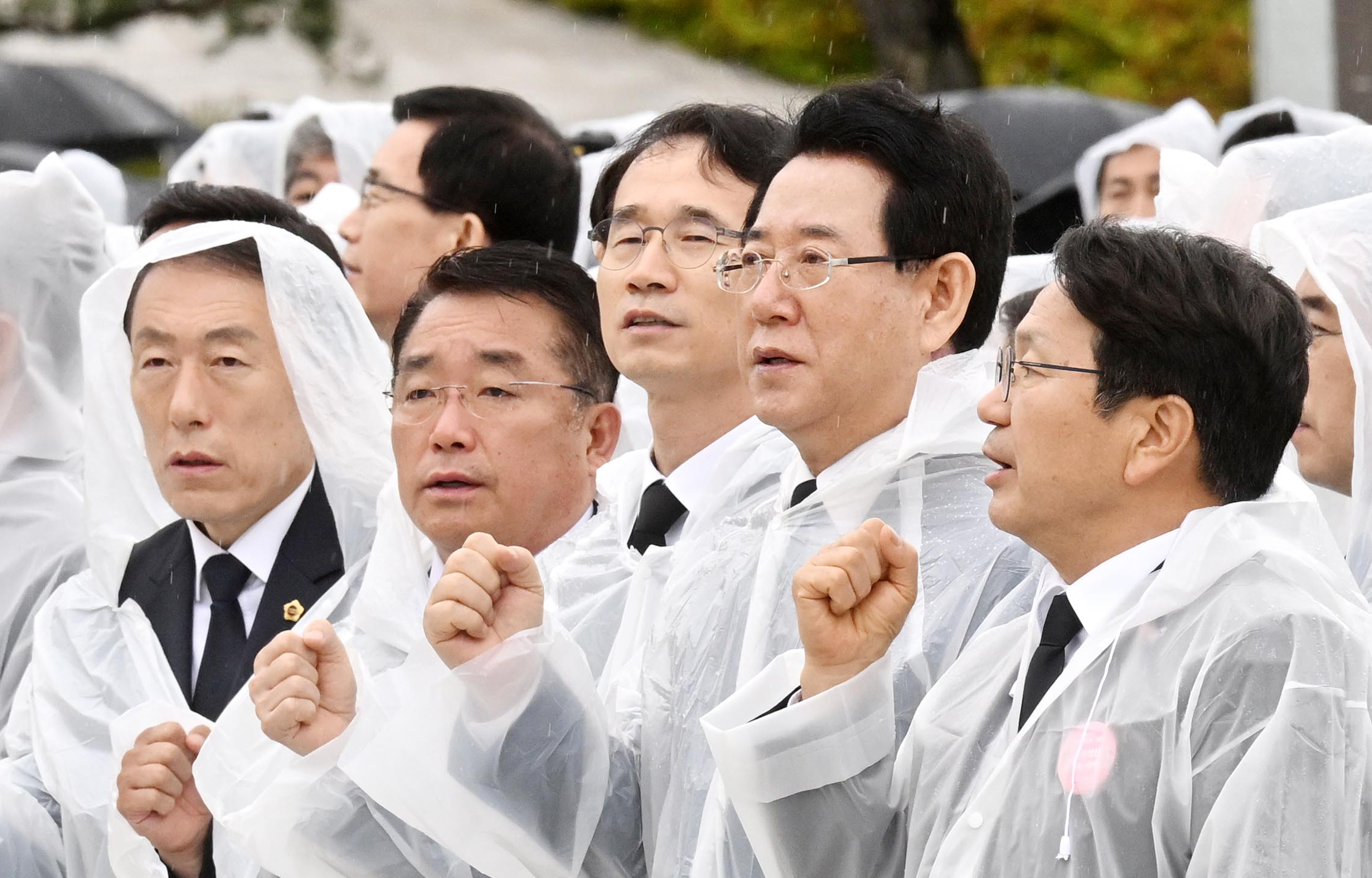 5.18 님을 위한 행진곡 부르는 김영록 지사1