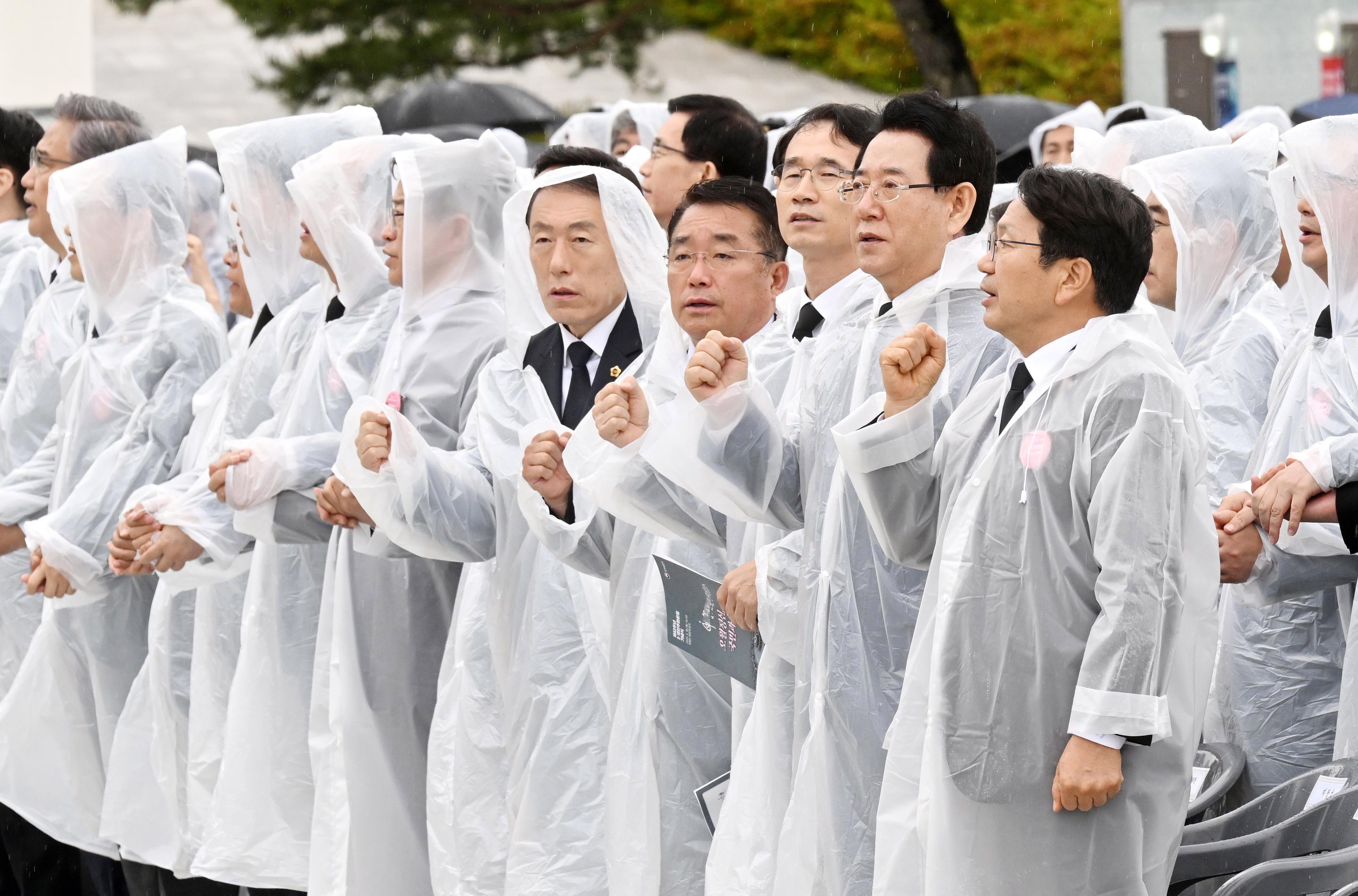 5.18 님을 위한 행진곡 부르는 김영록 지사2
