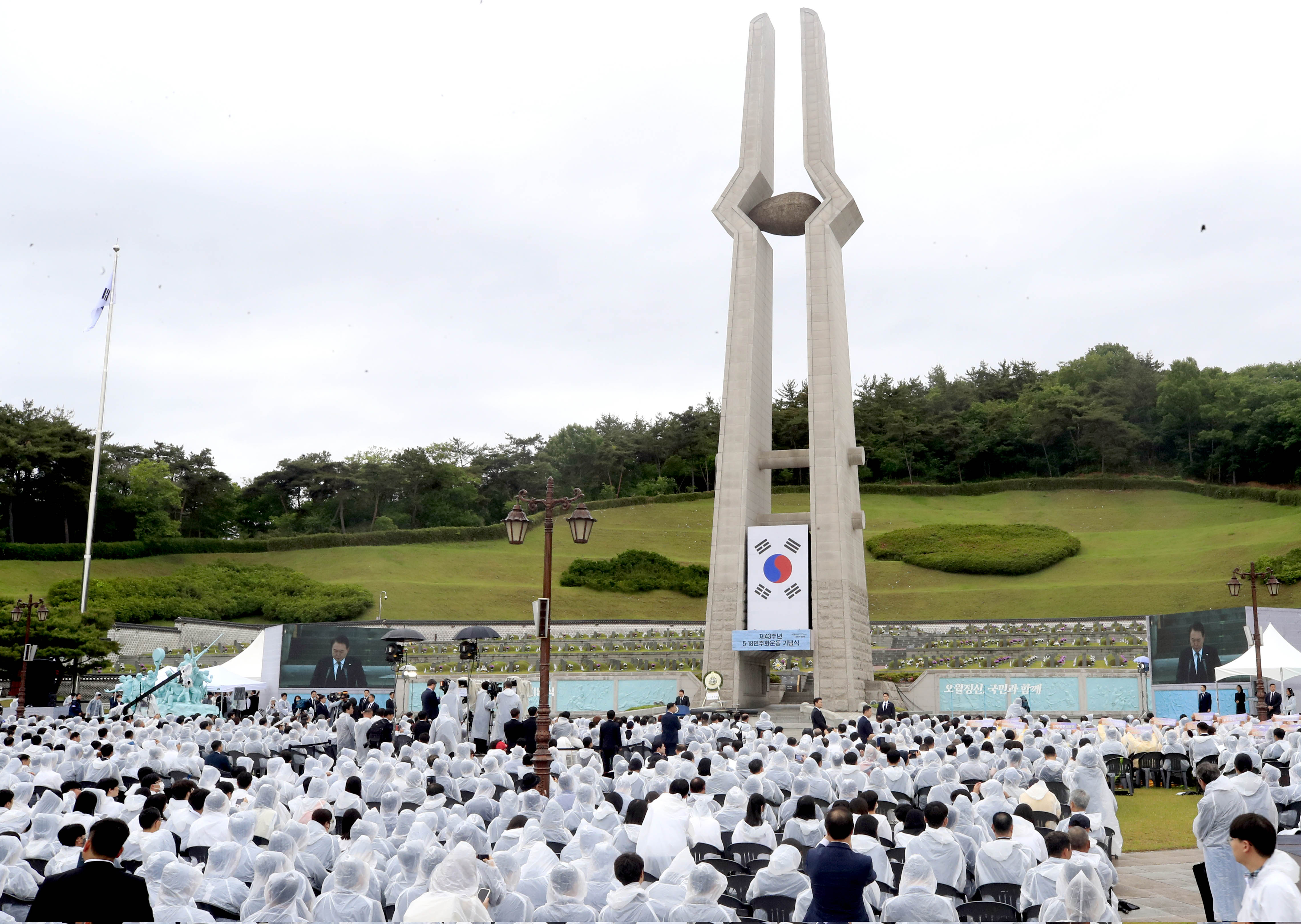5.18 님을 위한 행진곡 부르는 김영록 지사3