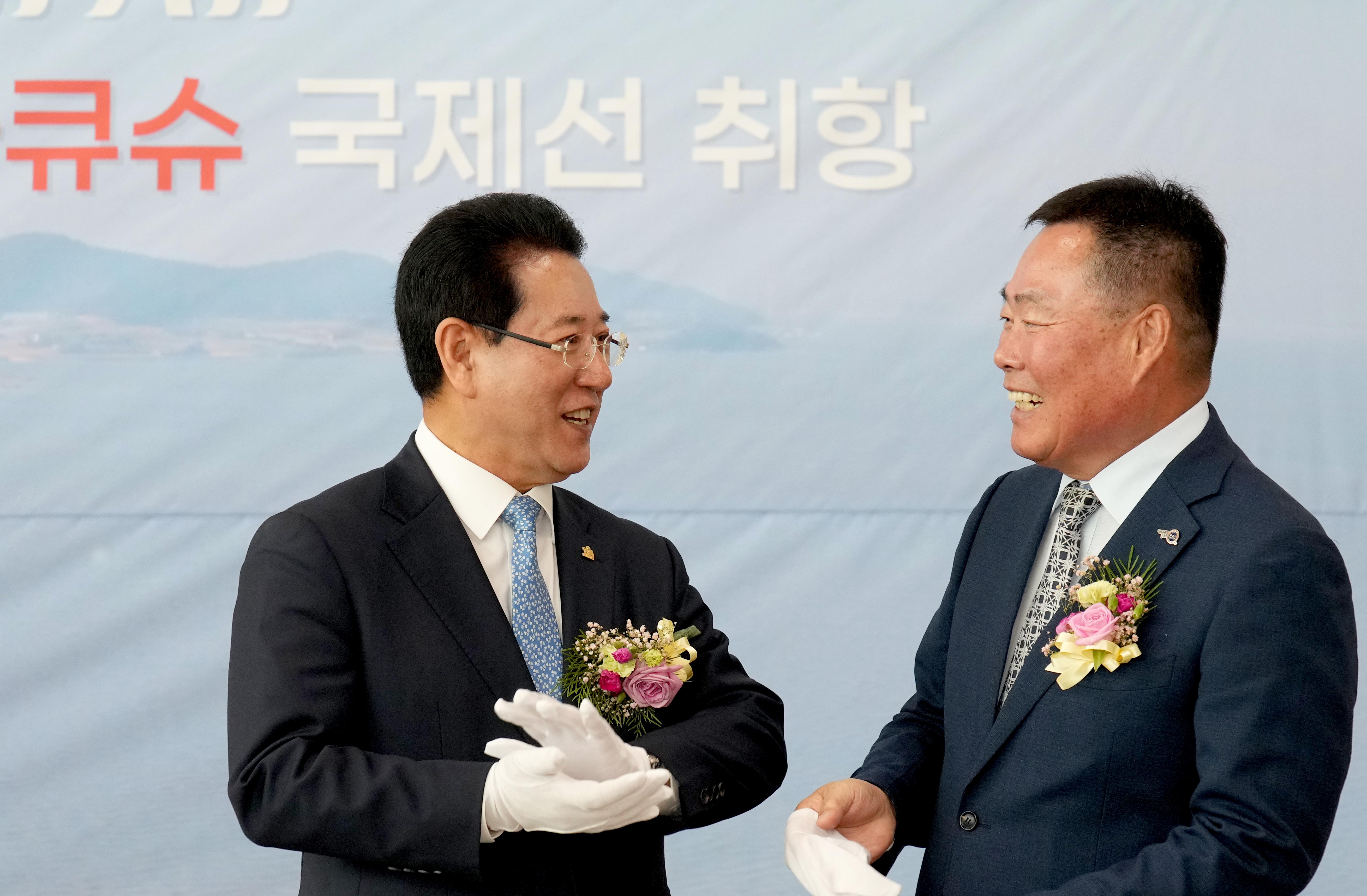 김산 무안군수와 손 맞잡은 김영록 도지사1