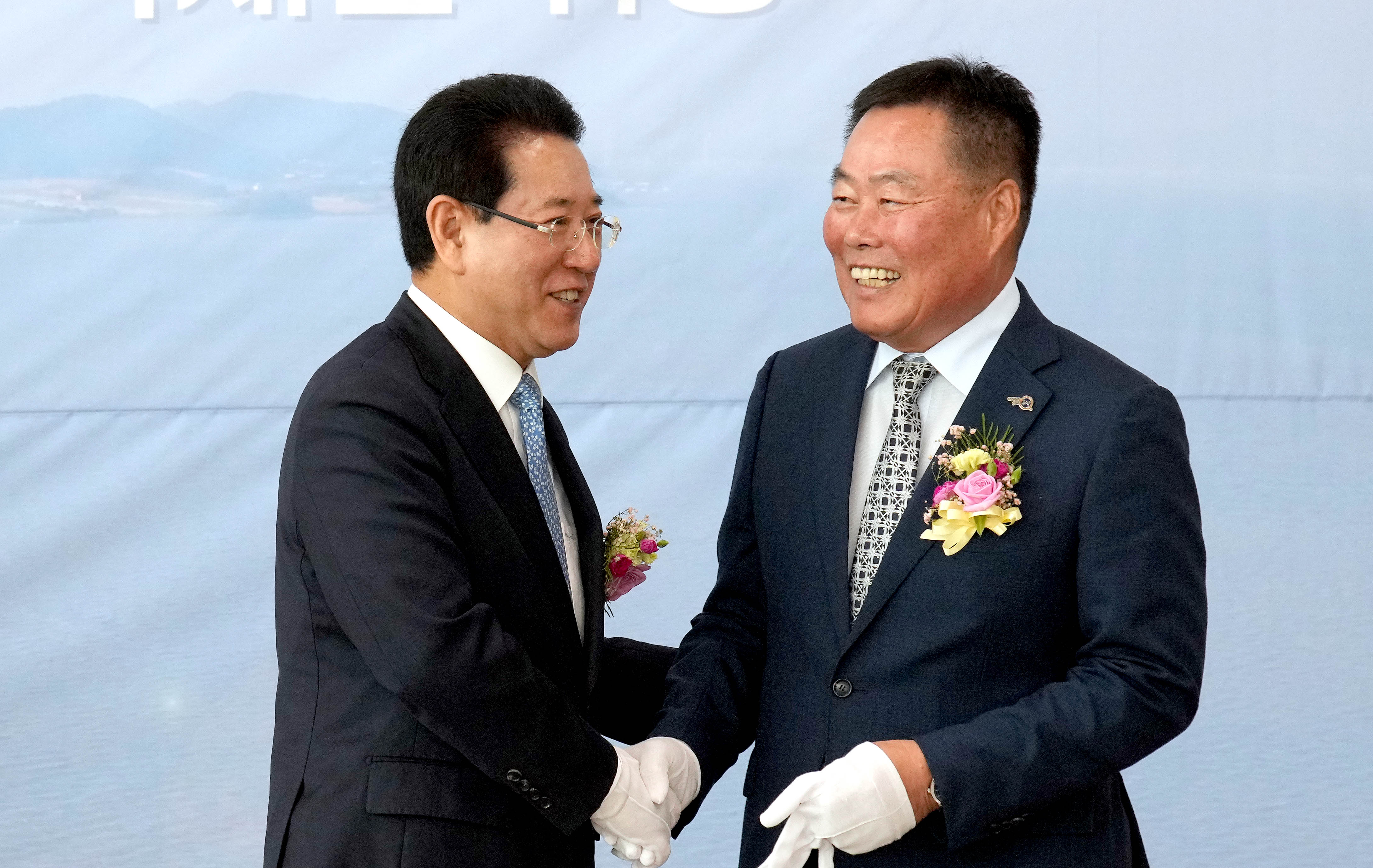김산 무안군수와 손 맞잡은 김영록 도지사2