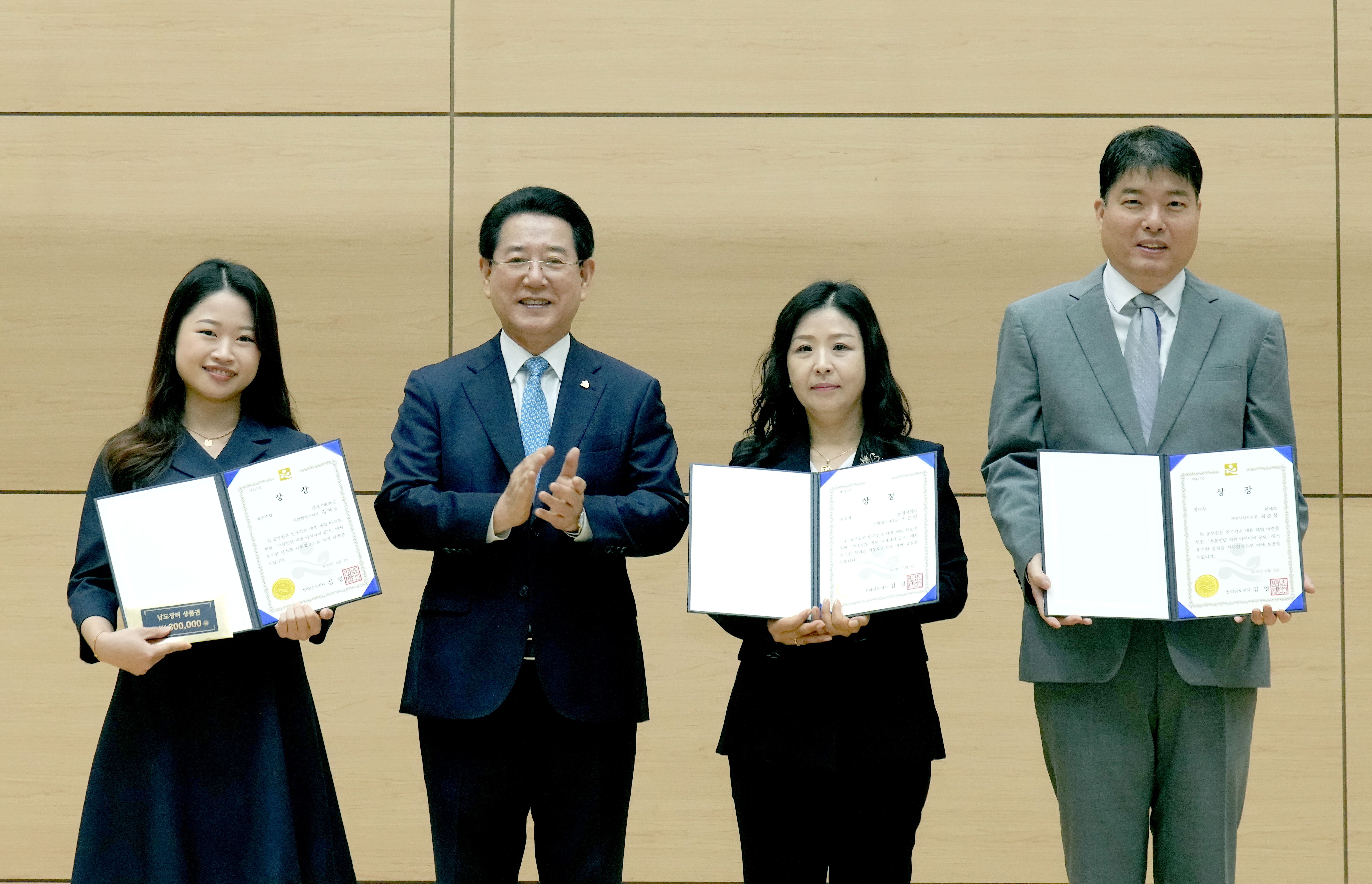 6월 정례조회 우문인답 아이디어 수상자 시상1