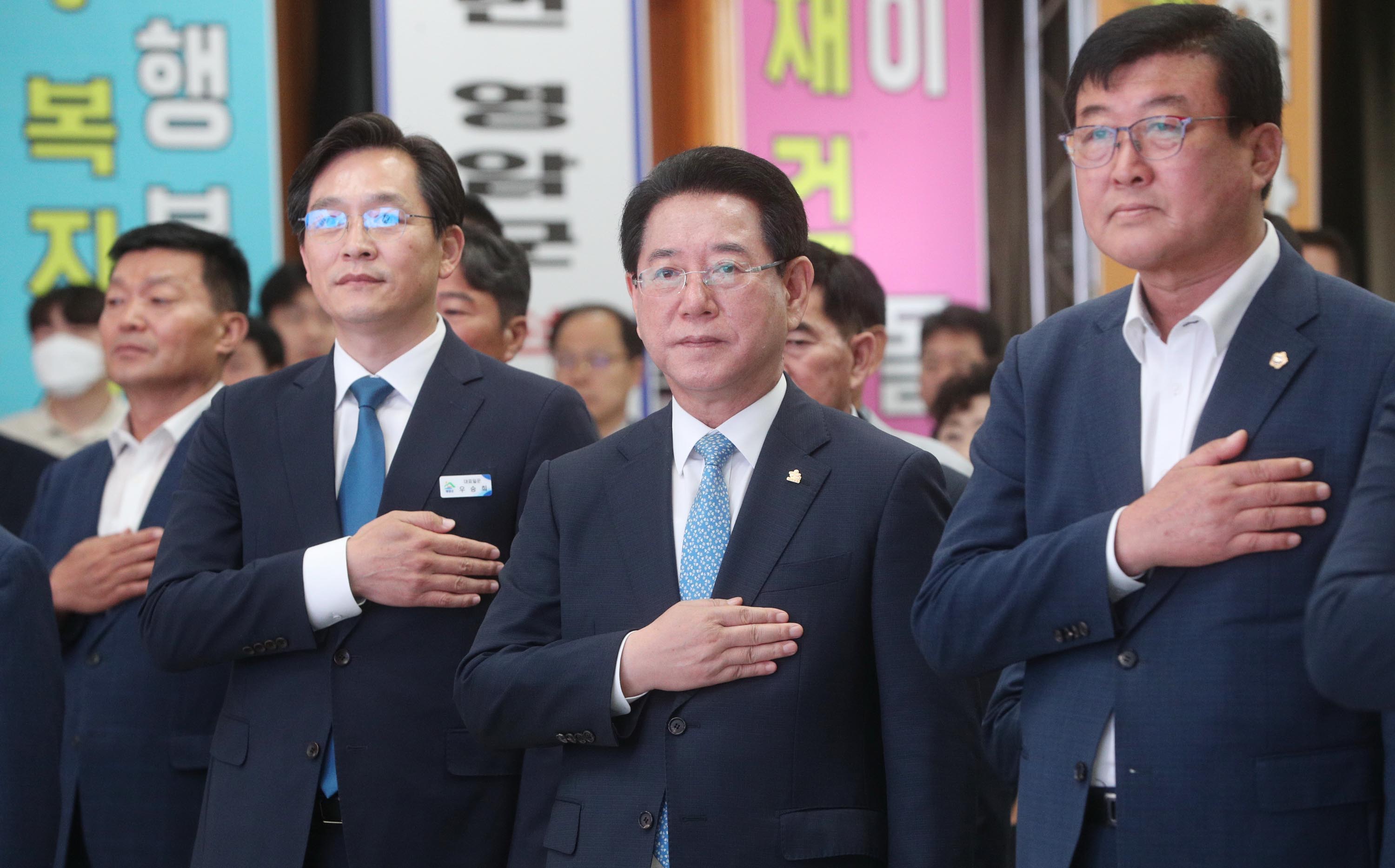 김영록 전라남도지사와 우승희 영암군수가 14일 오전 영암군민회관에서 열린 2023 영암군 도민과의 대화에서 박수를 치고 있다.1