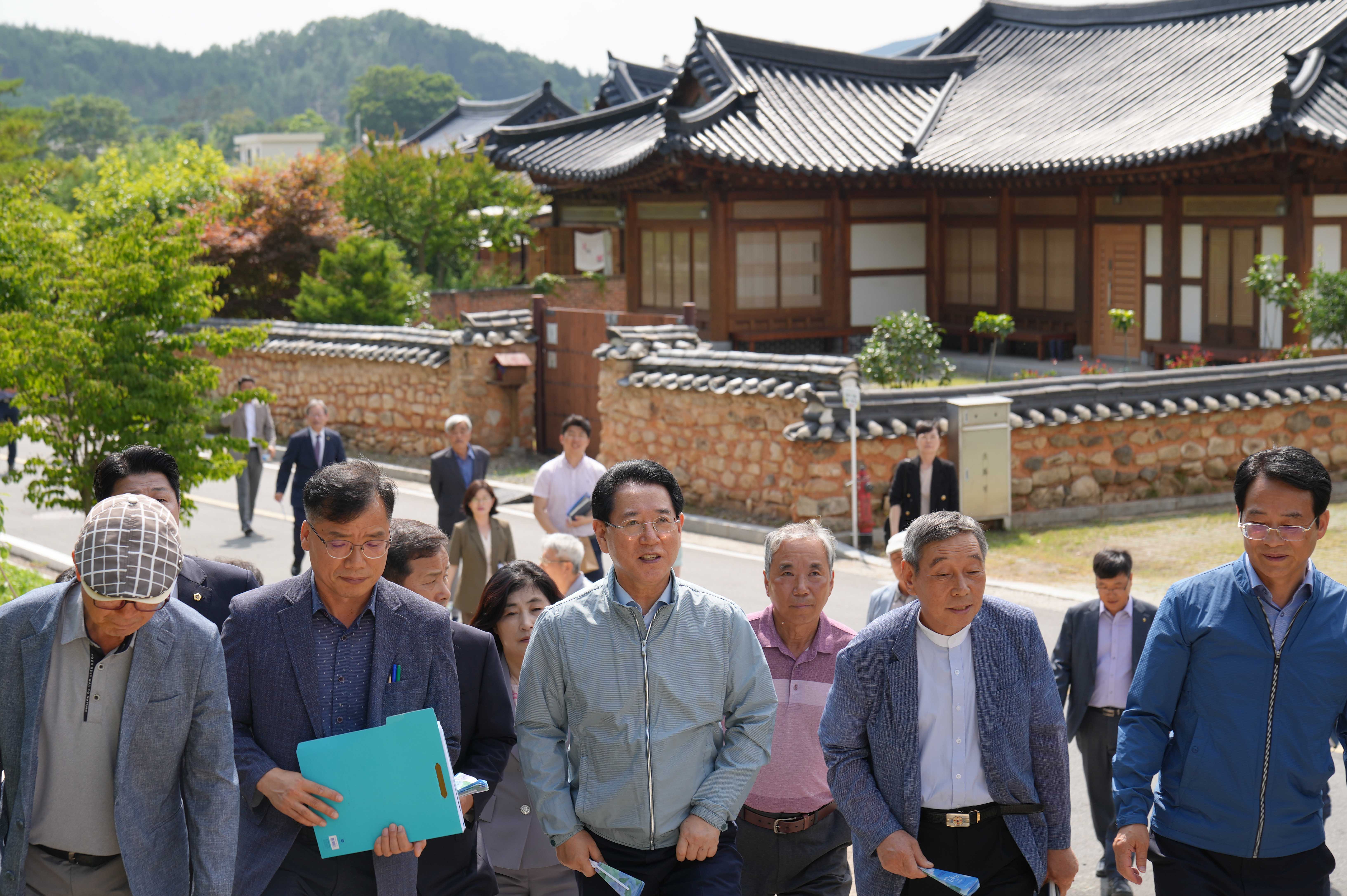 달빛한옥마을 둘러보는 김영록 도지사2