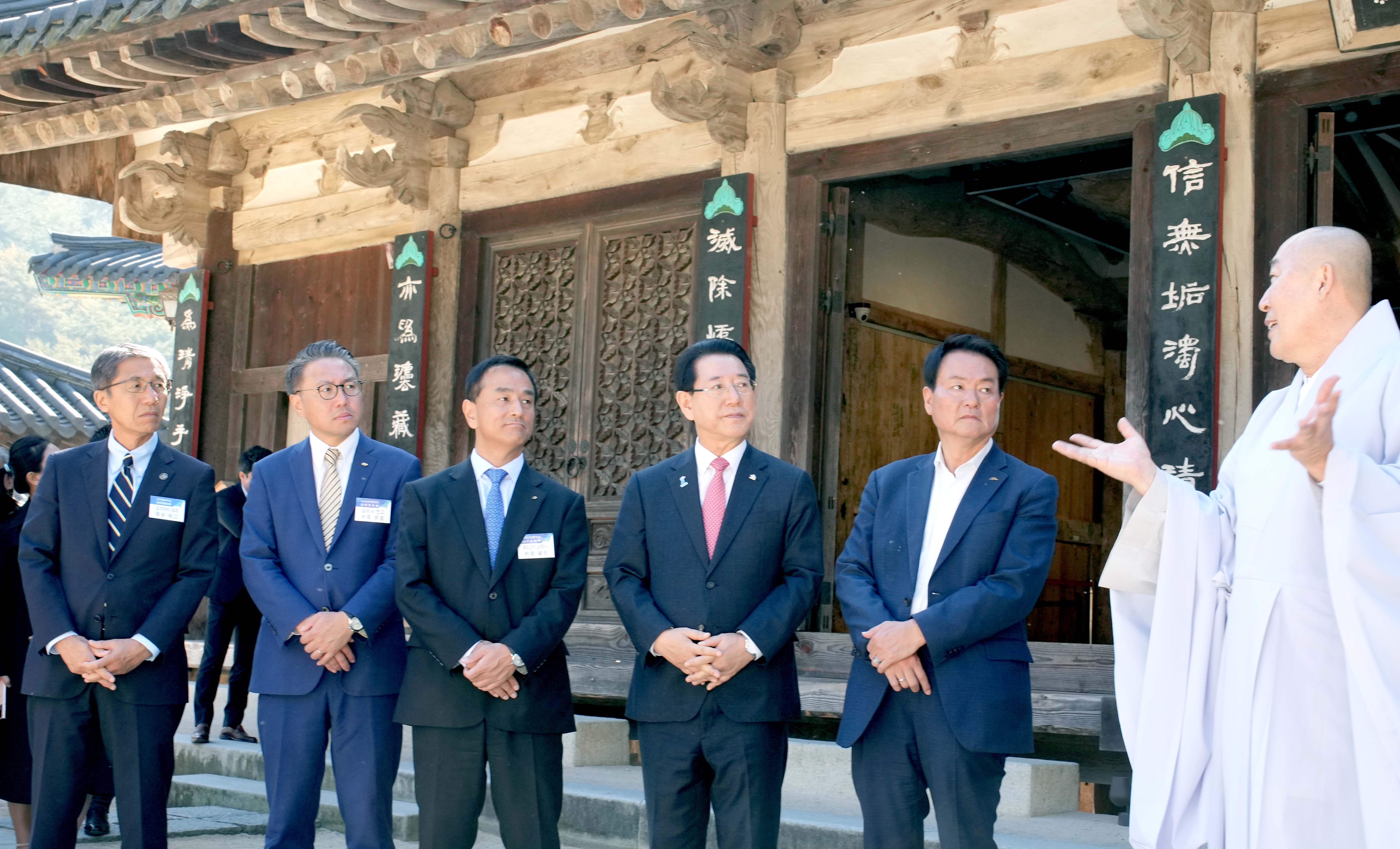 지리산 화엄사 방문한 한·일해협연안 시도현 지사2