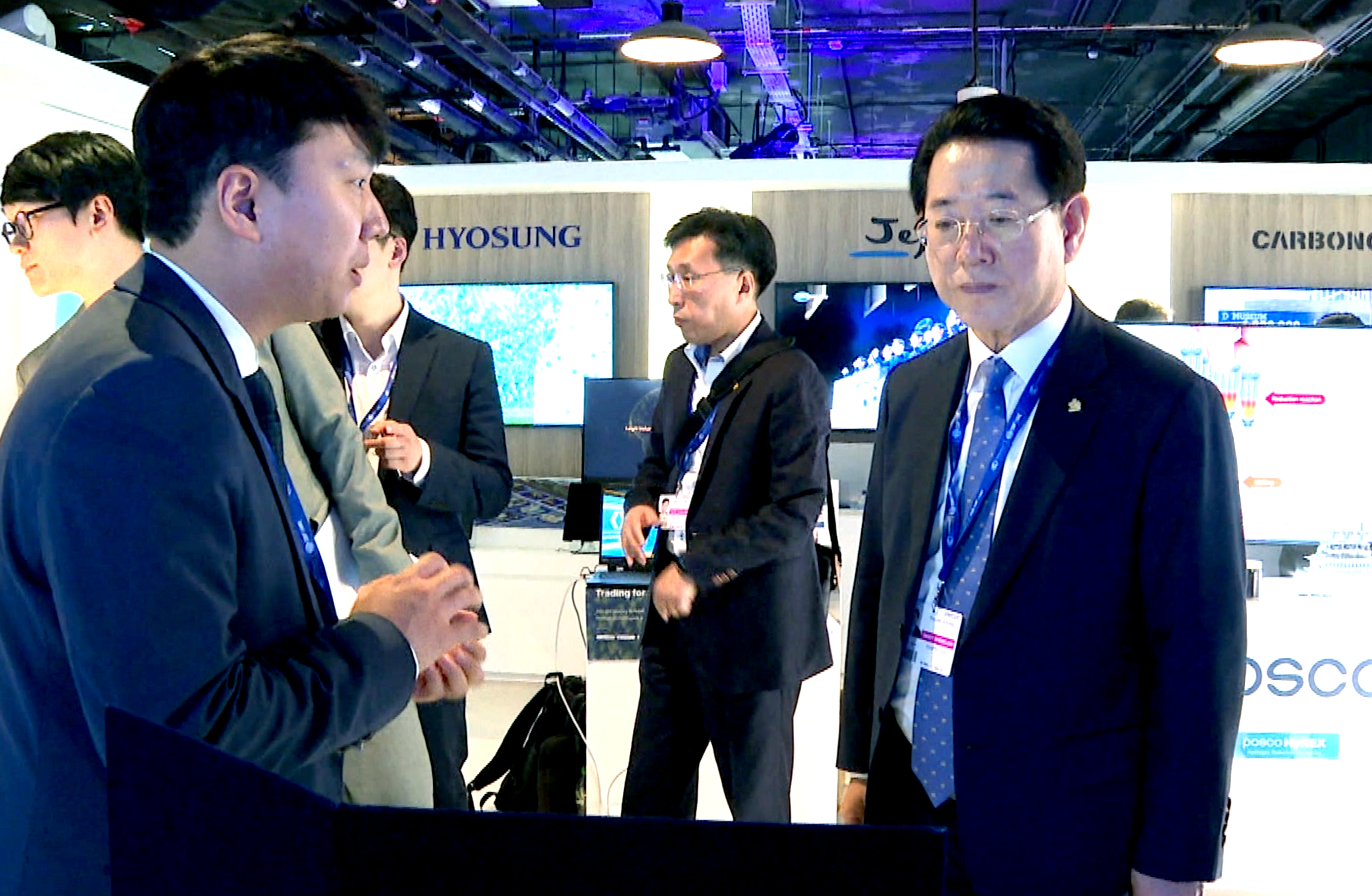 COP28 한국관 둘러보는 김영록 도지사1