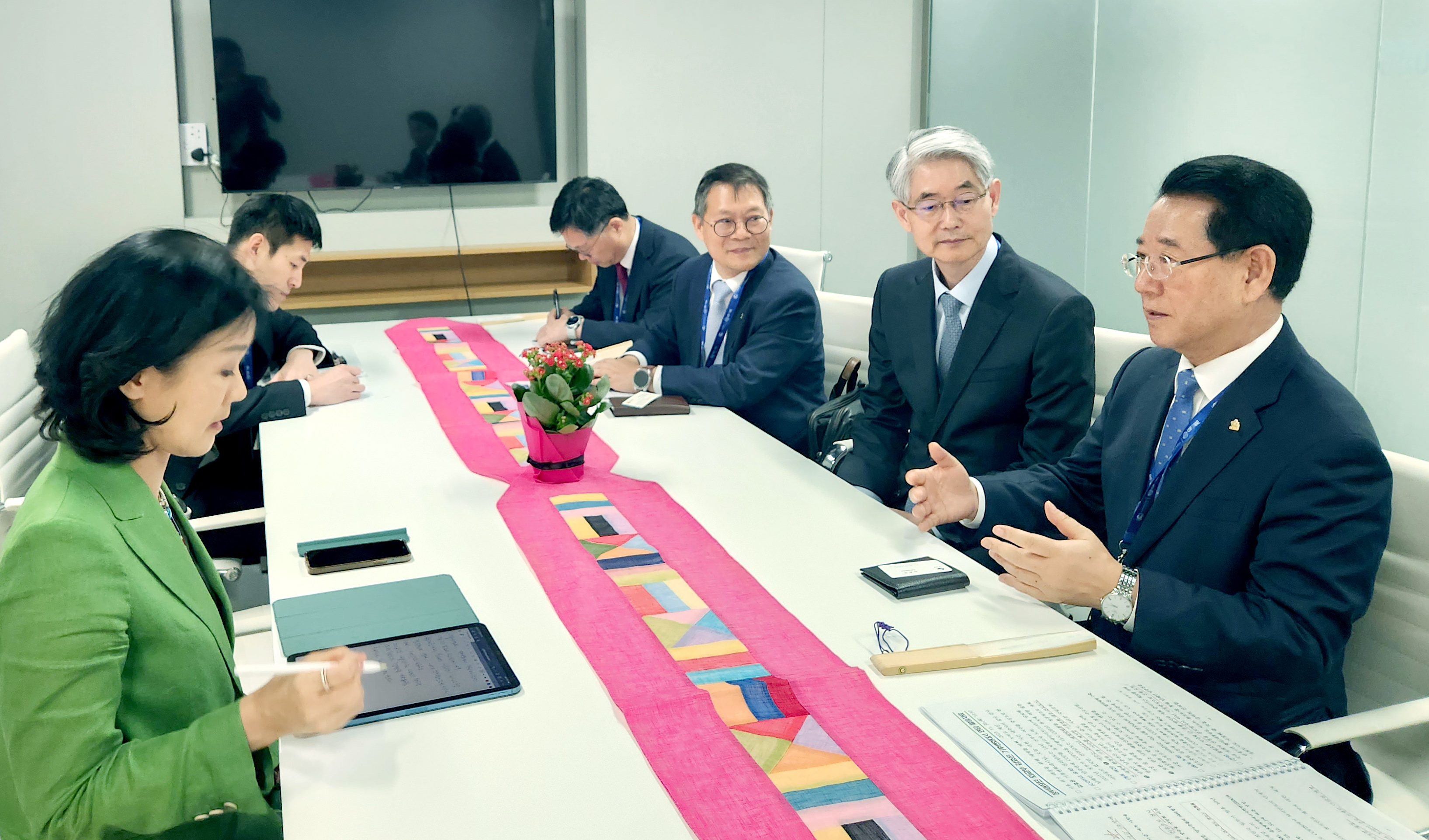 COP28 한국관 둘러보는 김영록 도지사2