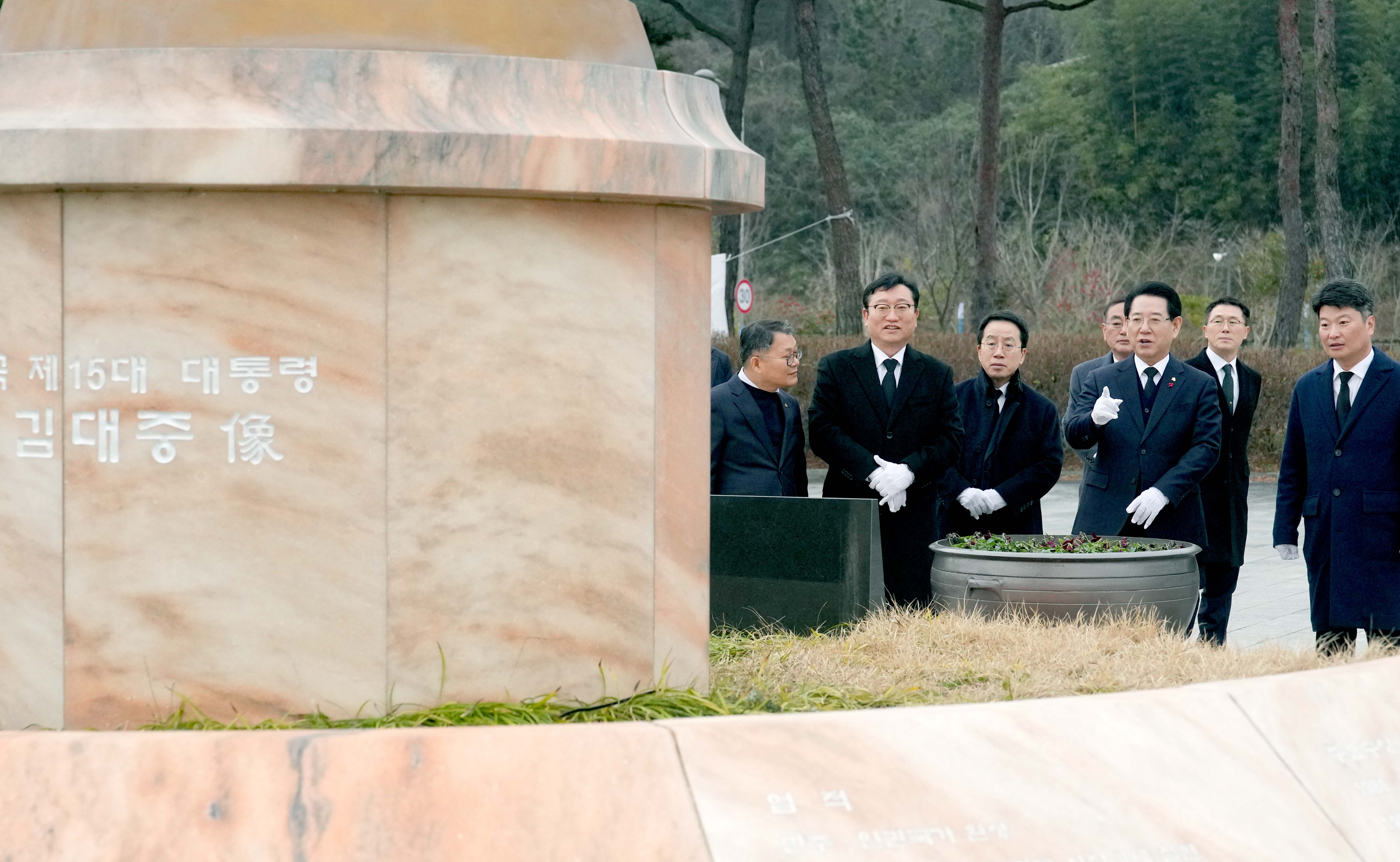 갑진년 새해 무안 故김대중동상 참배1
